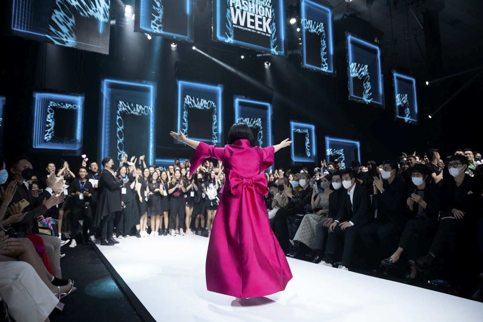 Vietnam International Fashion Week kêu gọi đấu giá thiện nguyện chung tay đẩy lùi COVID-19 