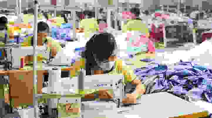 Hinh anh Một phần ba nhà máy may mặc tại Việt Nam ngừng hoạt động do dịch 1