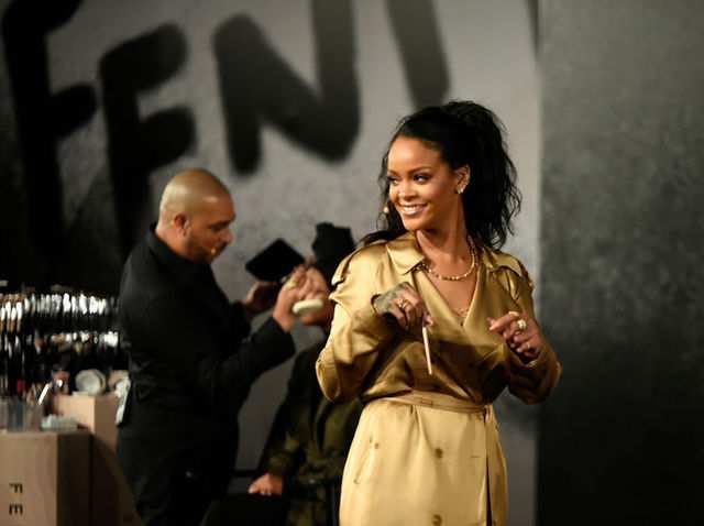 Rihanna chính thức trở thành tỷ phú nhờ gia tài Fenty Rihanna chính thức trở thành tỷ phú nhờ gia tài Fenty