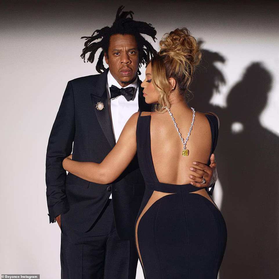 Beyoncé xuất hiện với chiếc dây chuyền với viên kim cương Fancy Yellow nặng hơn 100 carat trong chiến dịch của Tiffany & Co.