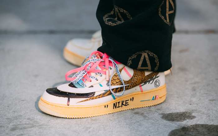 Tìm mọi cách ngăn chặn việc biến tấu giày của thương hiệu, Nike có đang tự triệt đường kinh doanh của chính mình?