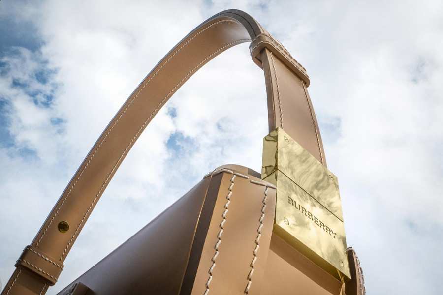 Chiếc túi Olympia khổng lồ của Burberry dừng chân tại Singapore Chiếc túi Olympia khổng lồ của Burberry dừng chân tại Singapore