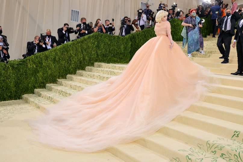 Hinh anh Billie Eillish diện Oscar de la Renta 1