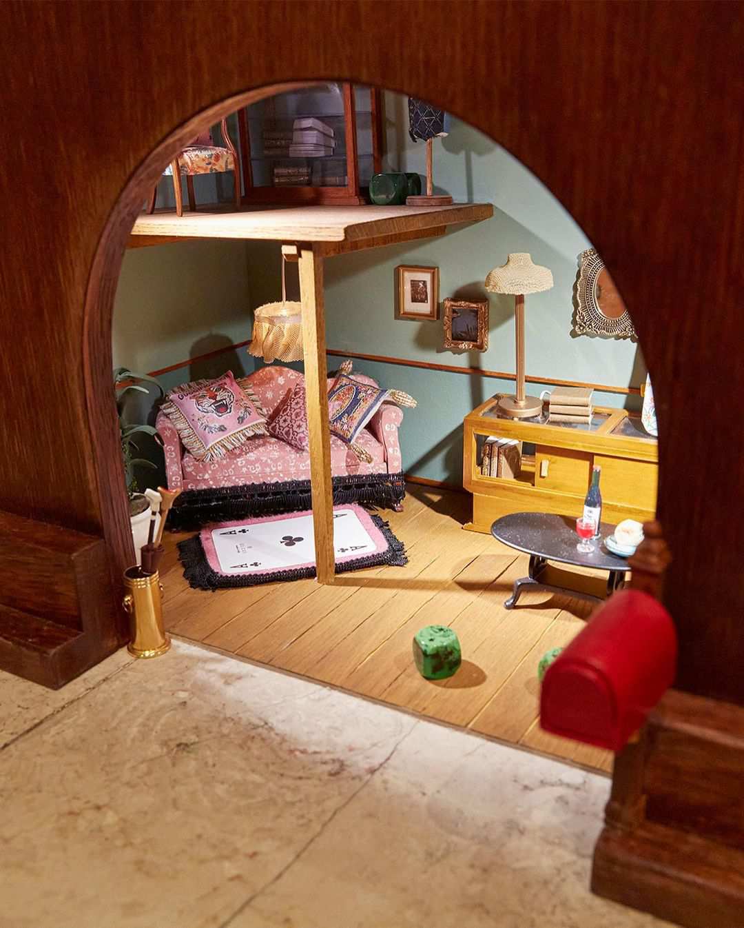 Hinh anh Gucci ra mắt chiến dịch quảng bá lấy cảm hứng từ “Alice In Wonderland” tại Milano 4