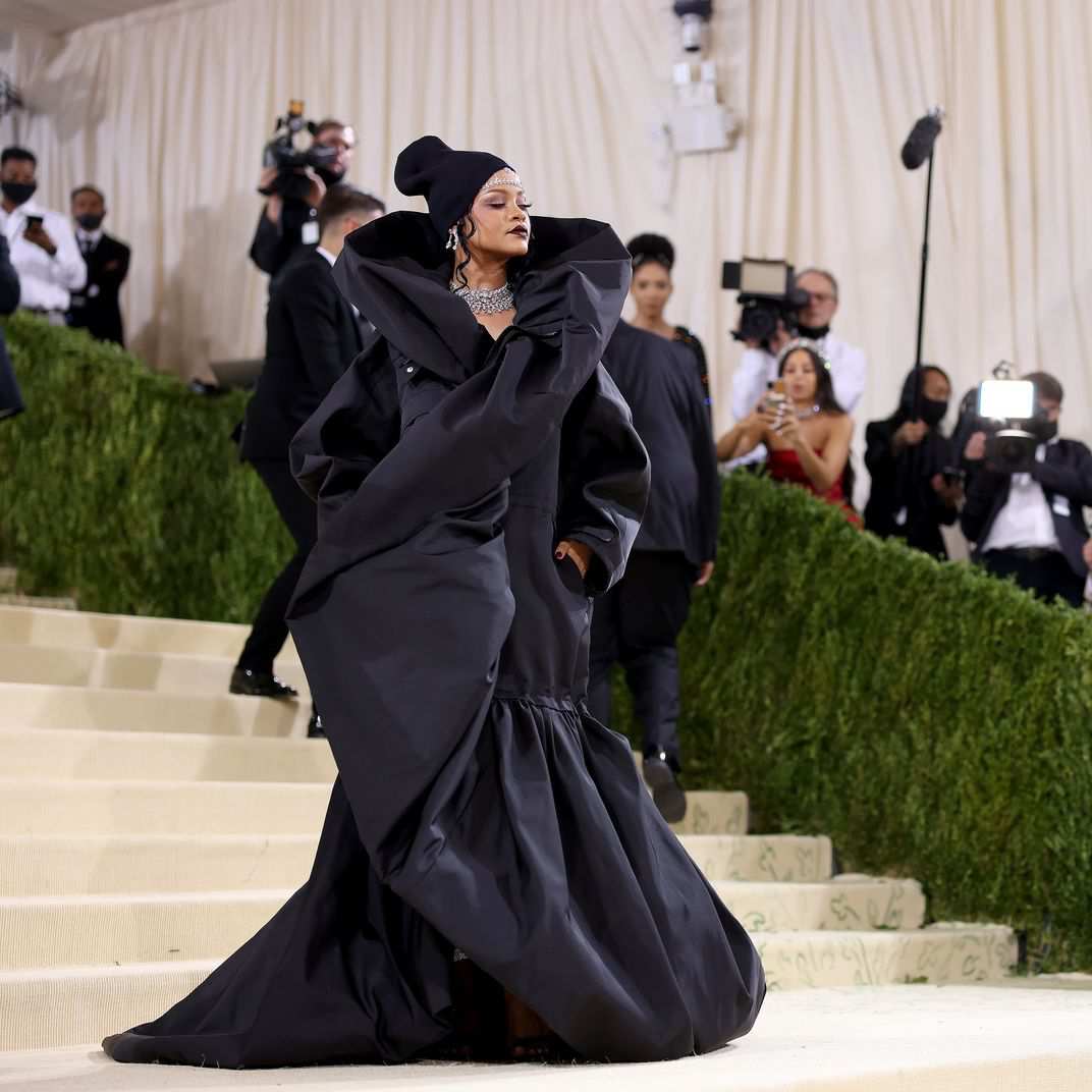 Hinh anh Rihanna diện Balenciaga 1