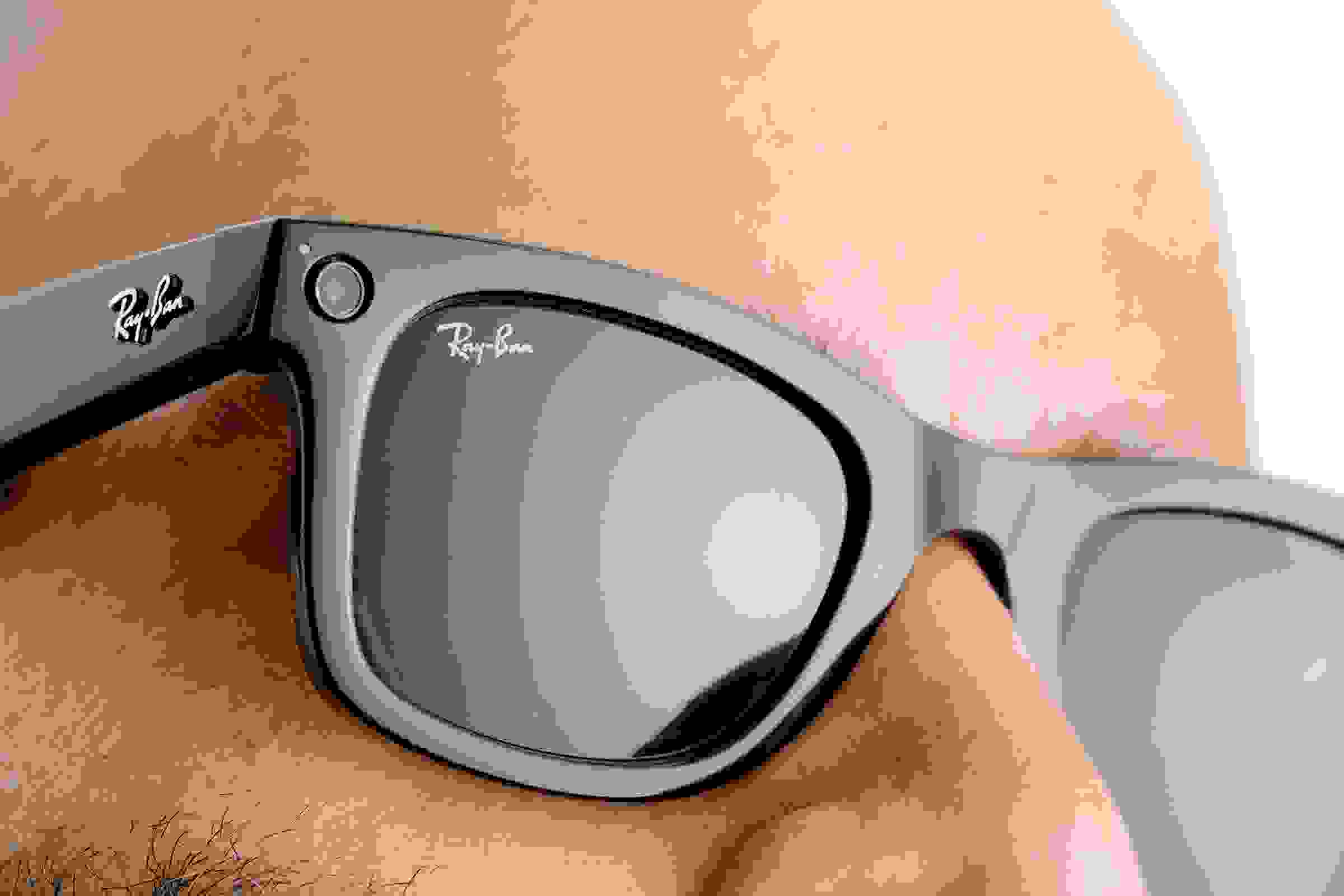 Facebook hợp tác cùng Ray-ban ra mắt Smart Glasses