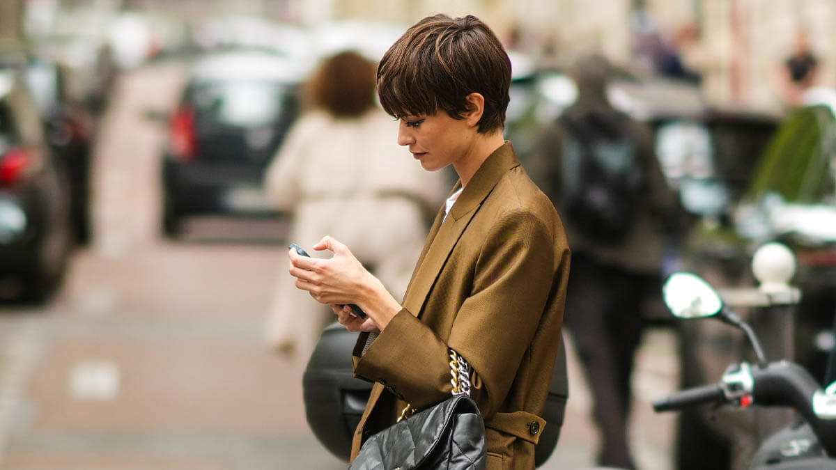 Xu hướng marketing thời trang: Khi thương hiệu lên tiếng bằng chiến lược “im lặng”