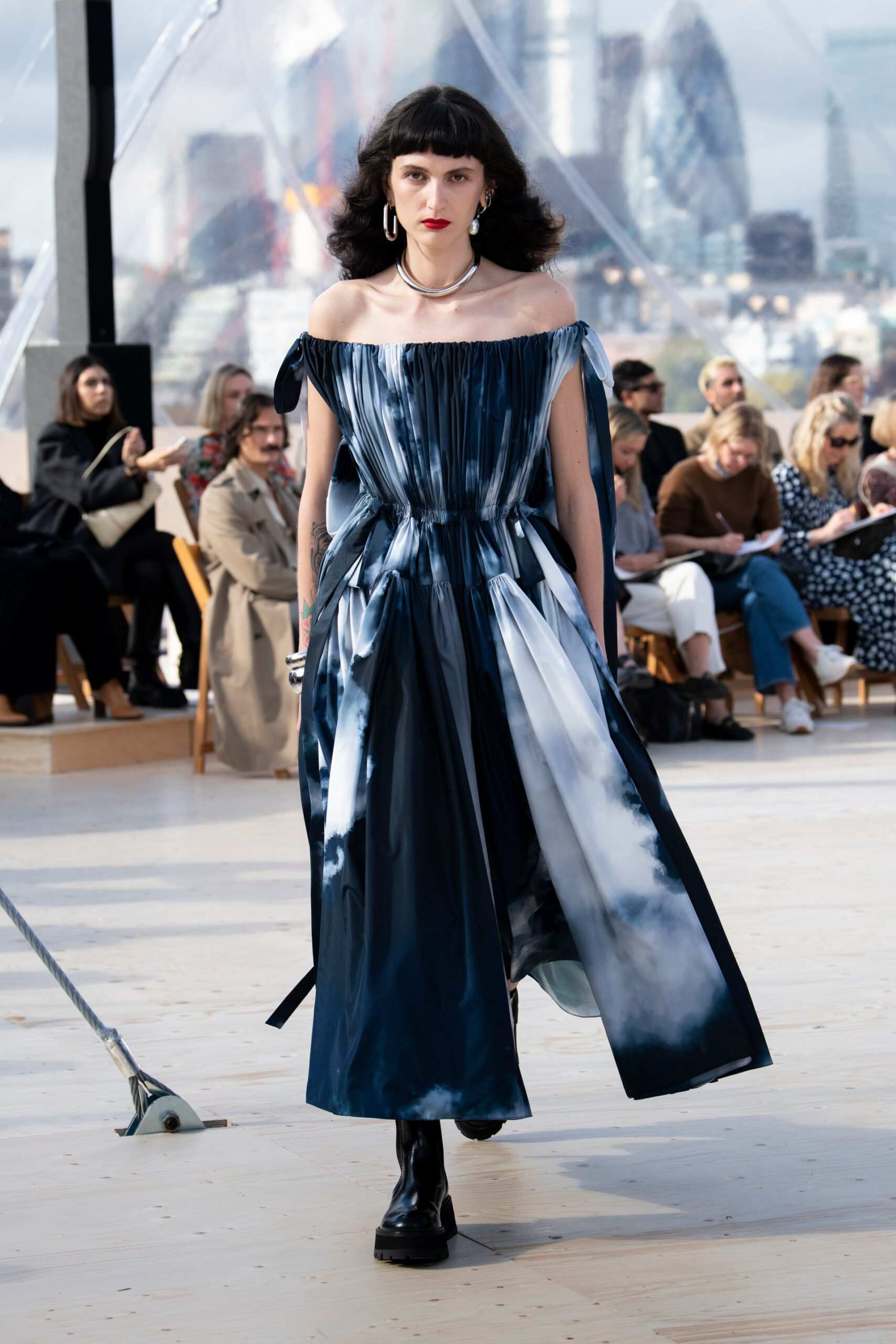 Hinh anh Alexander McQueen Xuân Hè 2022: Những “kẻ săn bão” trên bầu trời London 2