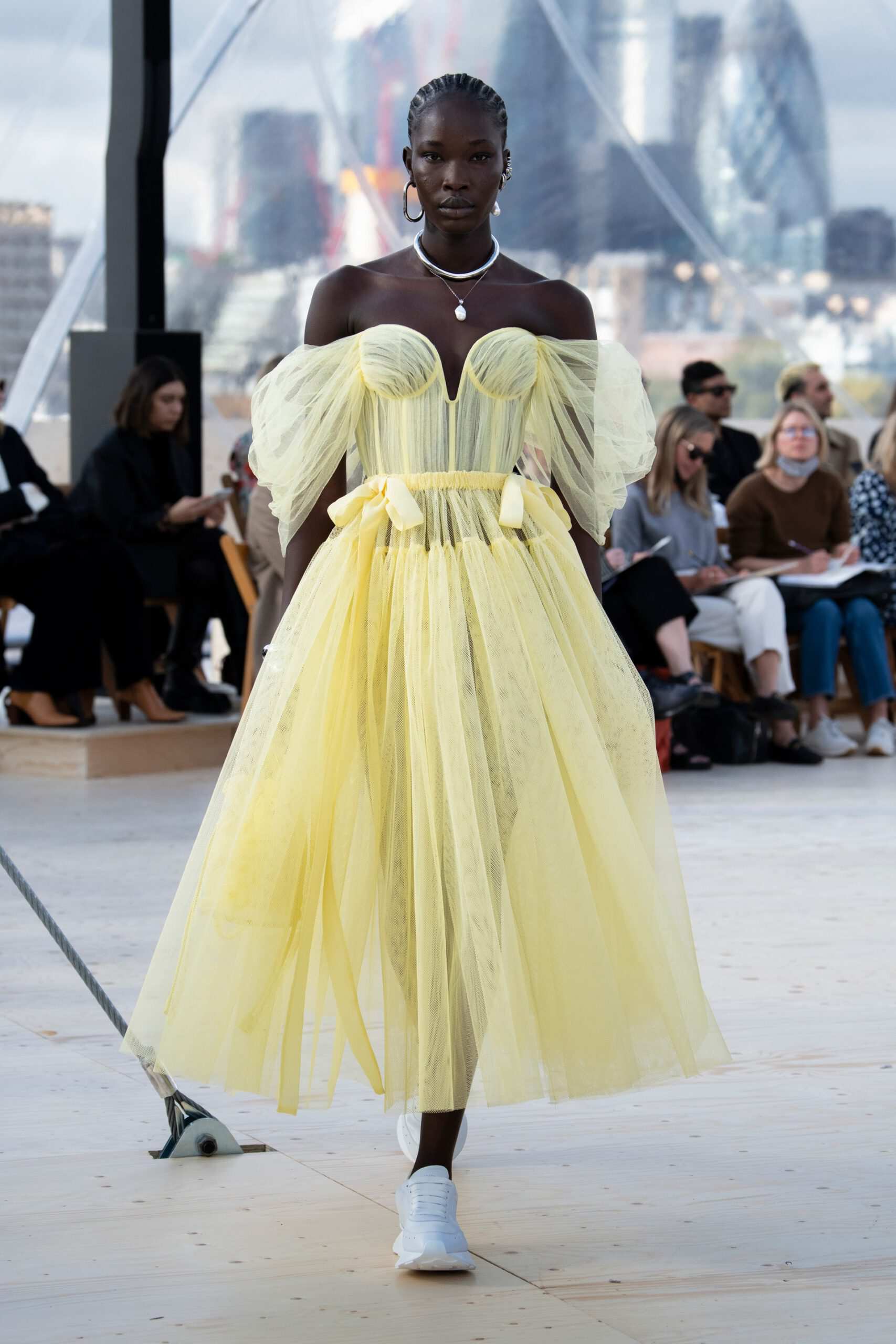 Hinh anh Alexander McQueen Xuân Hè 2022: Những “kẻ săn bão” trên bầu trời London 6