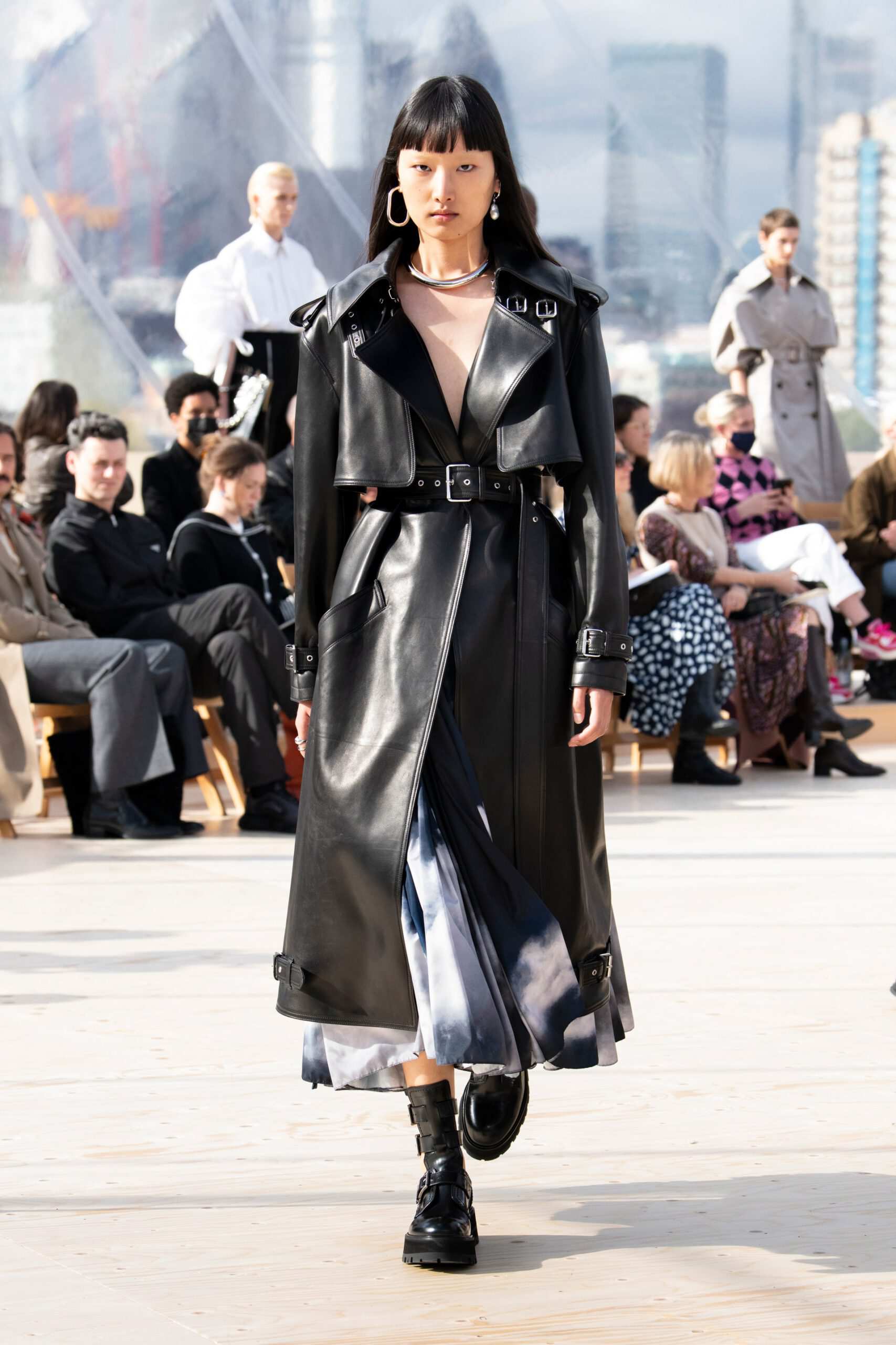 Hinh anh Alexander McQueen Xuân Hè 2022: Những “kẻ săn bão” trên bầu trời London 3