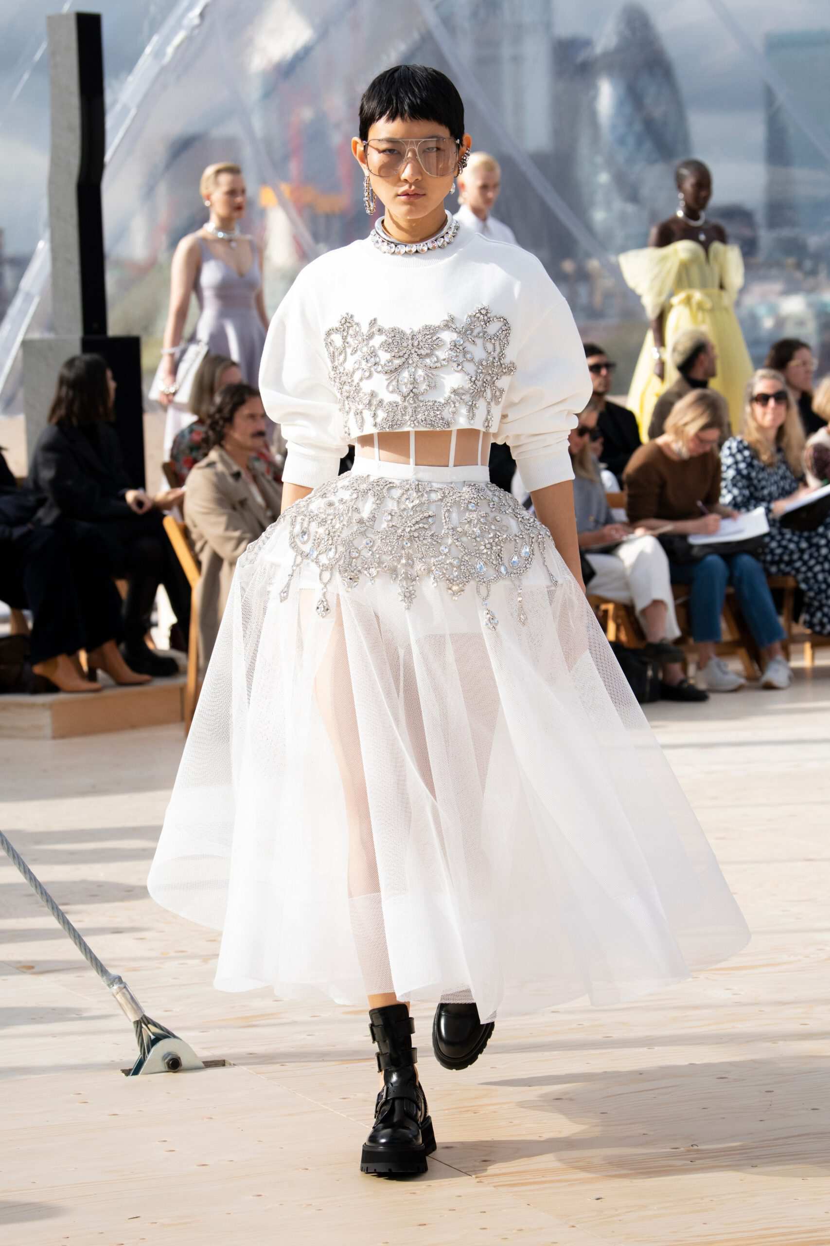 Hinh anh Alexander McQueen Xuân Hè 2022: Những “kẻ săn bão” trên bầu trời London 4