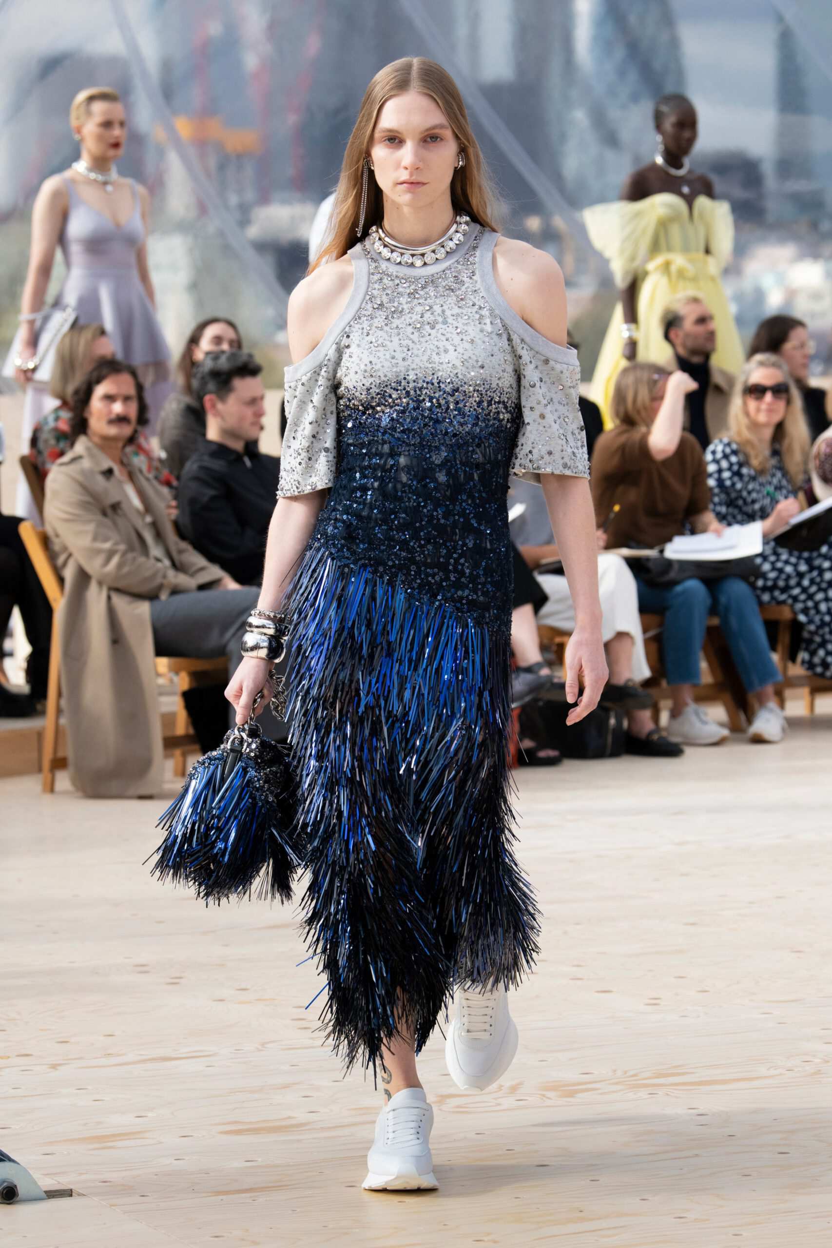 Hinh anh Alexander McQueen Xuân Hè 2022: Những “kẻ săn bão” trên bầu trời London 8