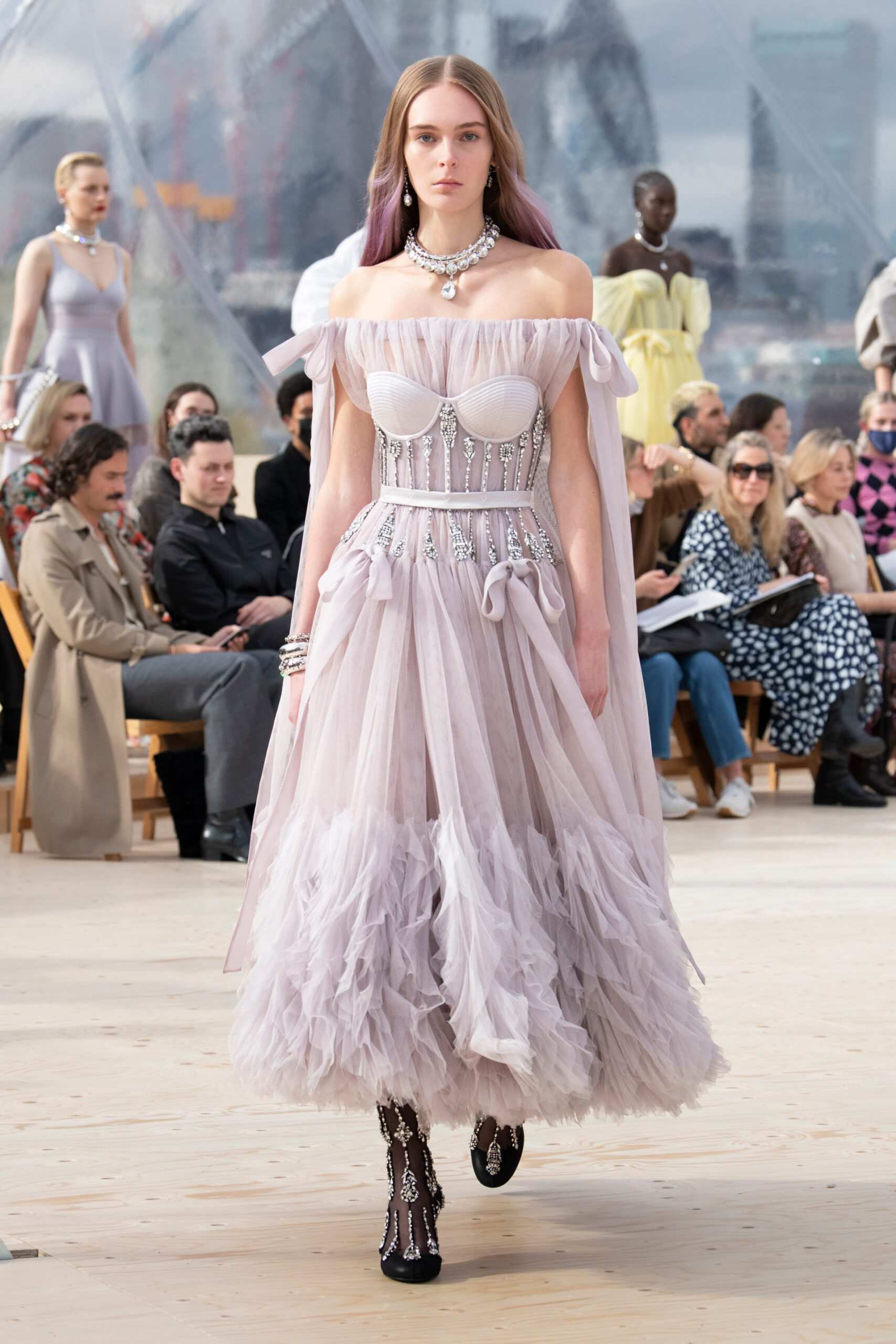 Hinh anh Alexander McQueen Xuân Hè 2022: Những “kẻ săn bão” trên bầu trời London 9