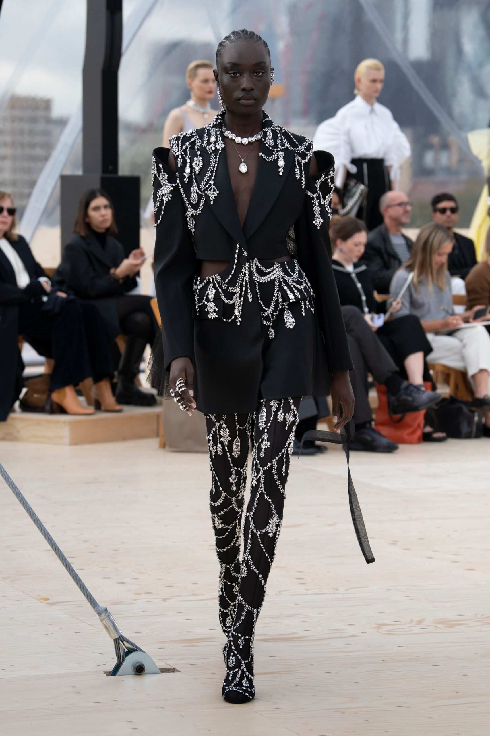 Hinh anh Alexander McQueen Xuân Hè 2022: Những “kẻ săn bão” trên bầu trời London 11