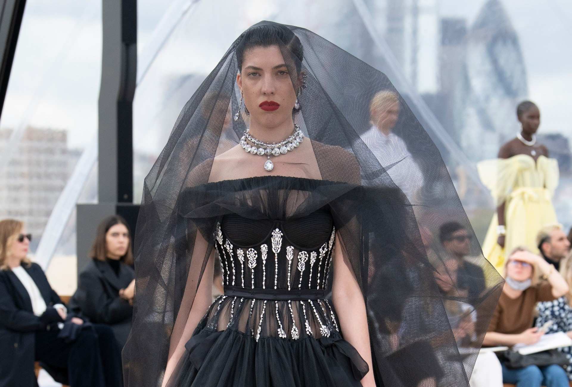 Alexander McQueen Xuân Hè 2022: Những “kẻ săn bão” trên bầu trời London