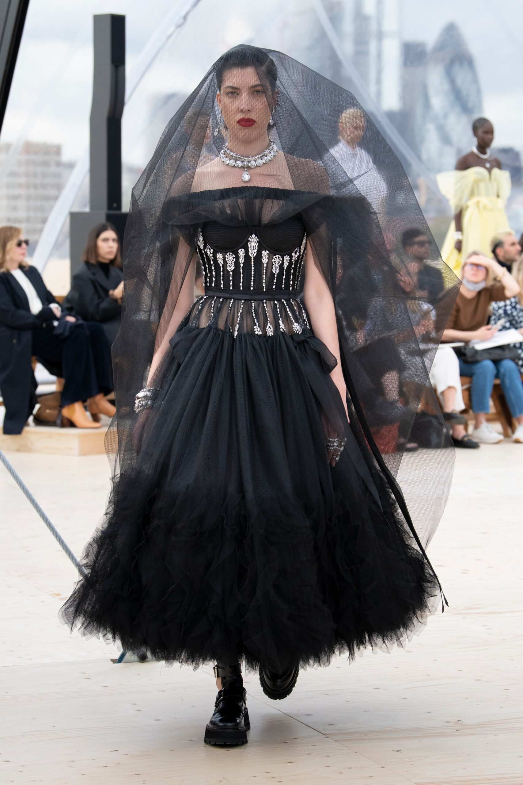 Hinh anh Alexander McQueen Xuân Hè 2022: Những “kẻ săn bão” trên bầu trời London 12