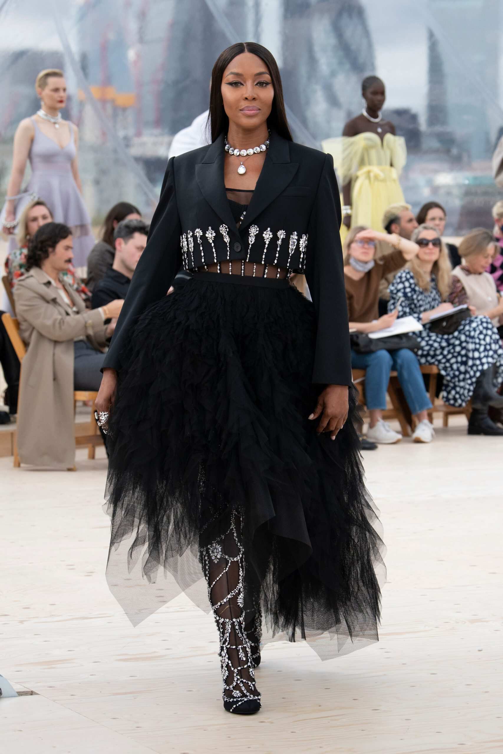 Hinh anh Alexander McQueen Xuân Hè 2022: Những “kẻ săn bão” trên bầu trời London 13