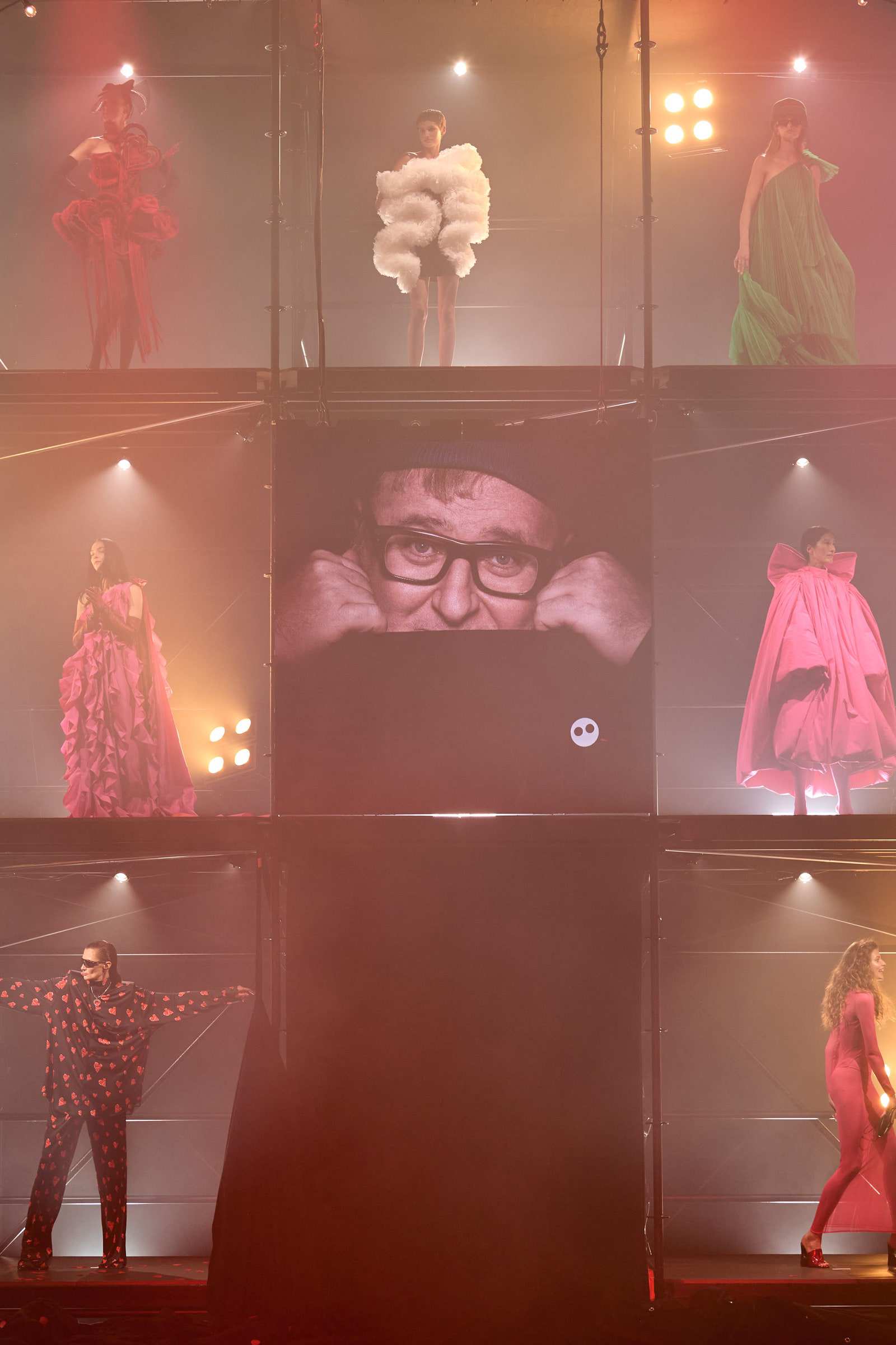 Hinh anh AZ Factory Xuân Hè 2022 “Love Brings Love”: Tưởng nhớ nhà thiết kế đại tài Alber Elbaz 1