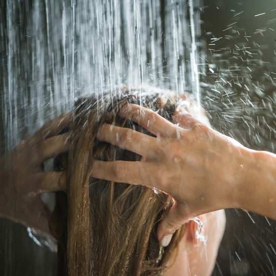 Hinh anh 1. Không nên sử dụng nước nóng, mà hãy dùng nước lạnh để gội đầu là tốt nhất? 1