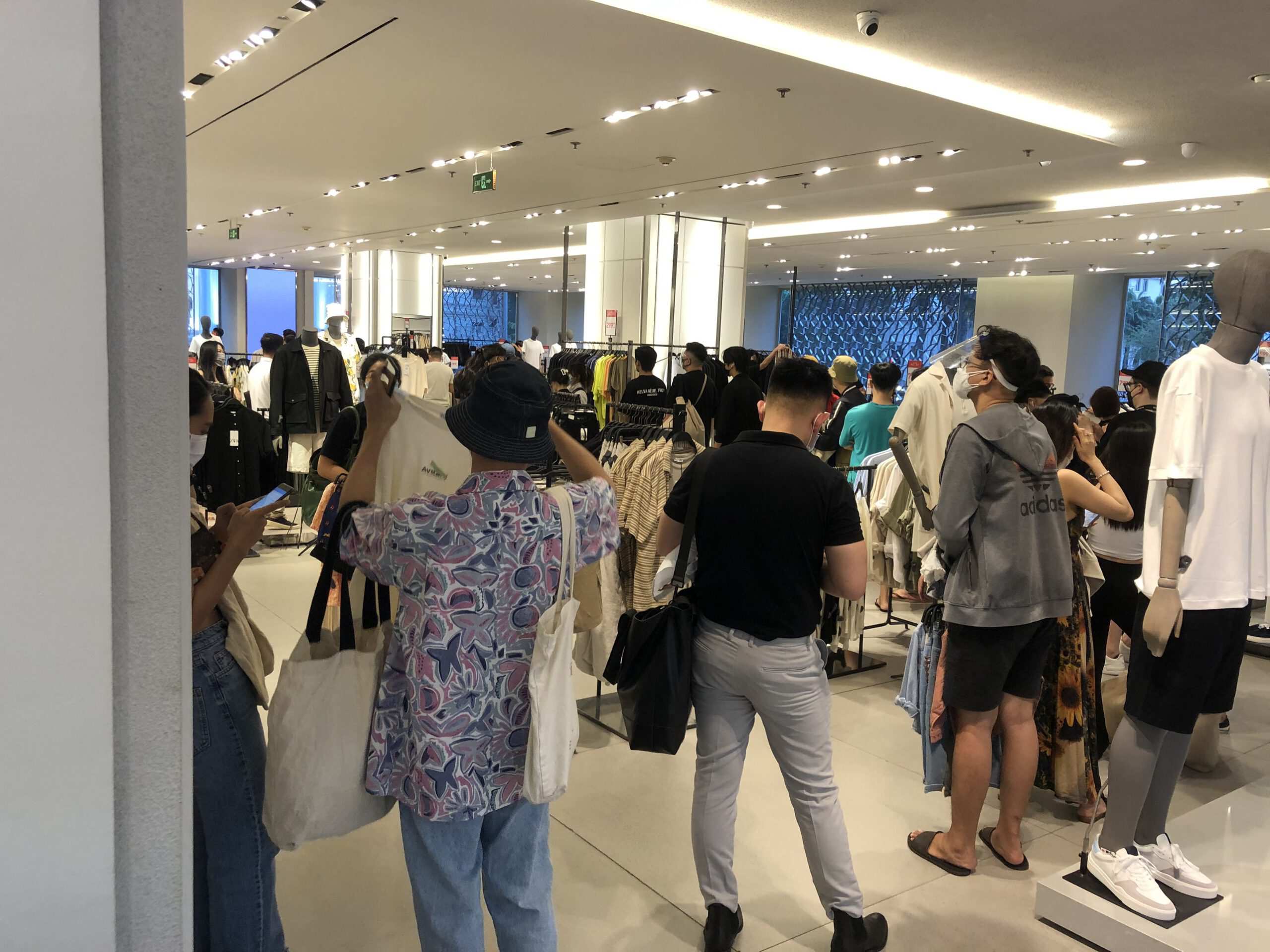 Thời trang hậu COVID-19: Lý giải đằng sau hành vi mua sắm “phục thù”