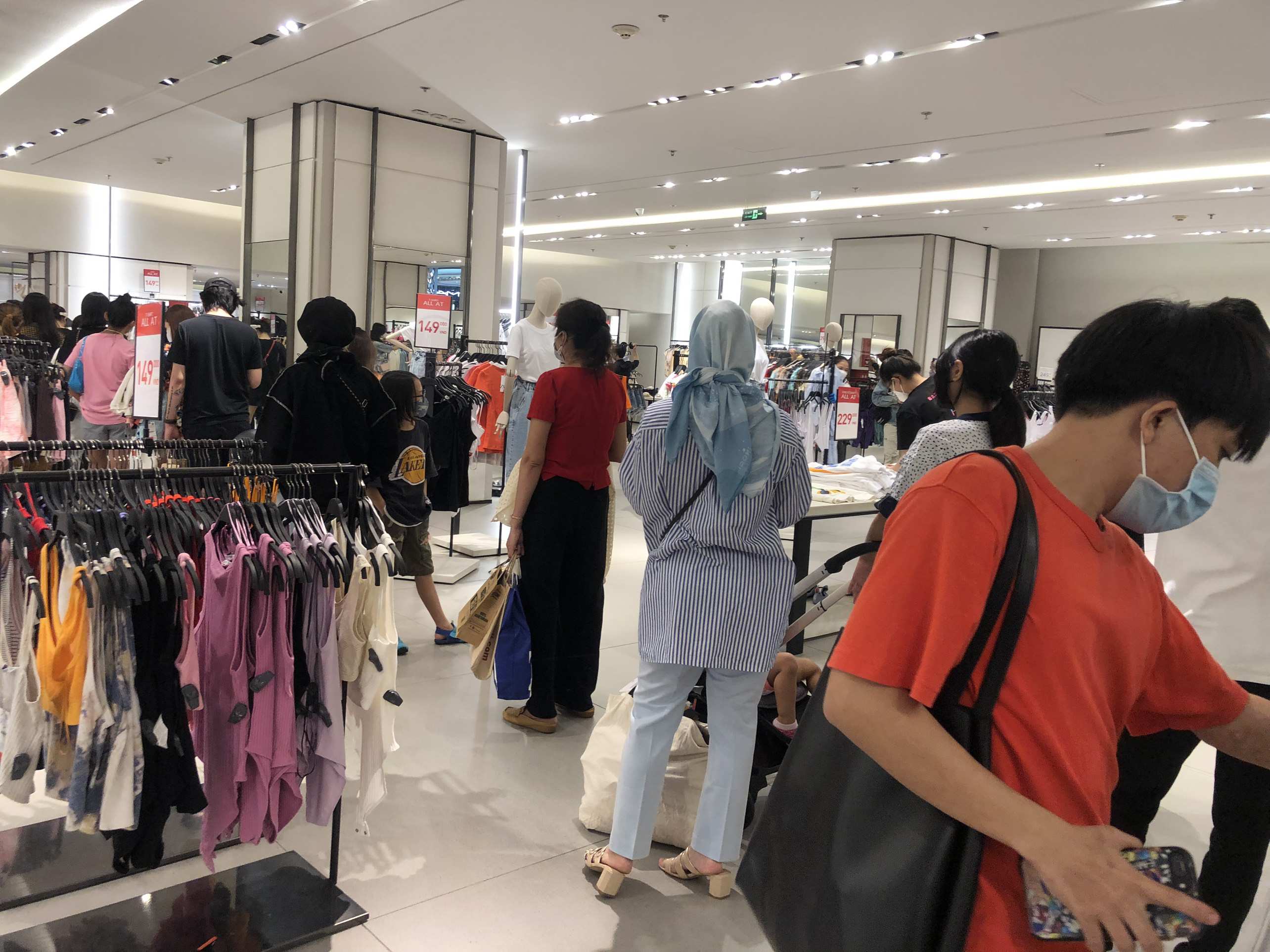 Thời trang hậu COVID-19: Lý giải đằng sau hành vi mua sắm “phục thù”