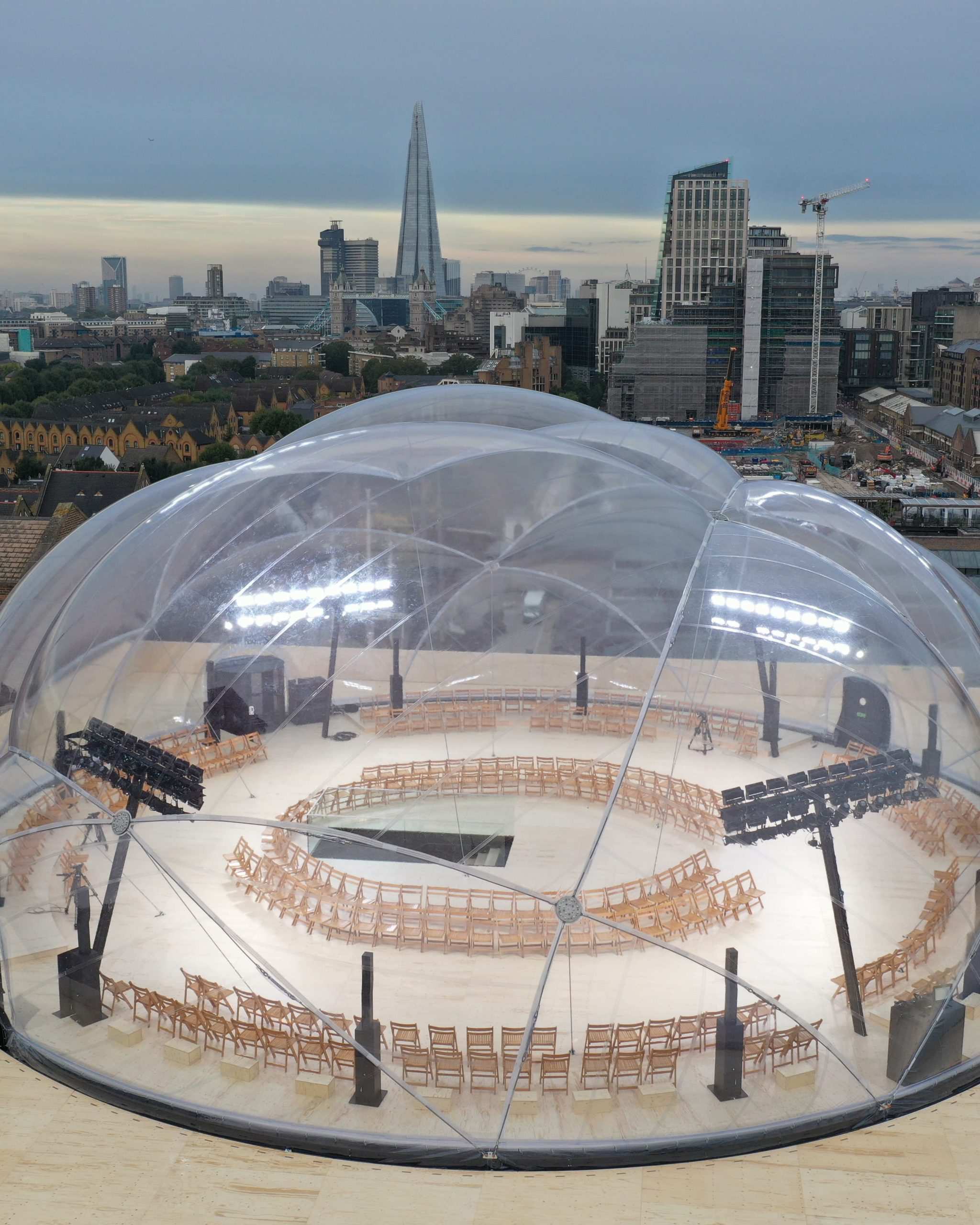 Hinh anh Alexander McQueen Xuân Hè 2022: Những “kẻ săn bão” trên bầu trời London 1