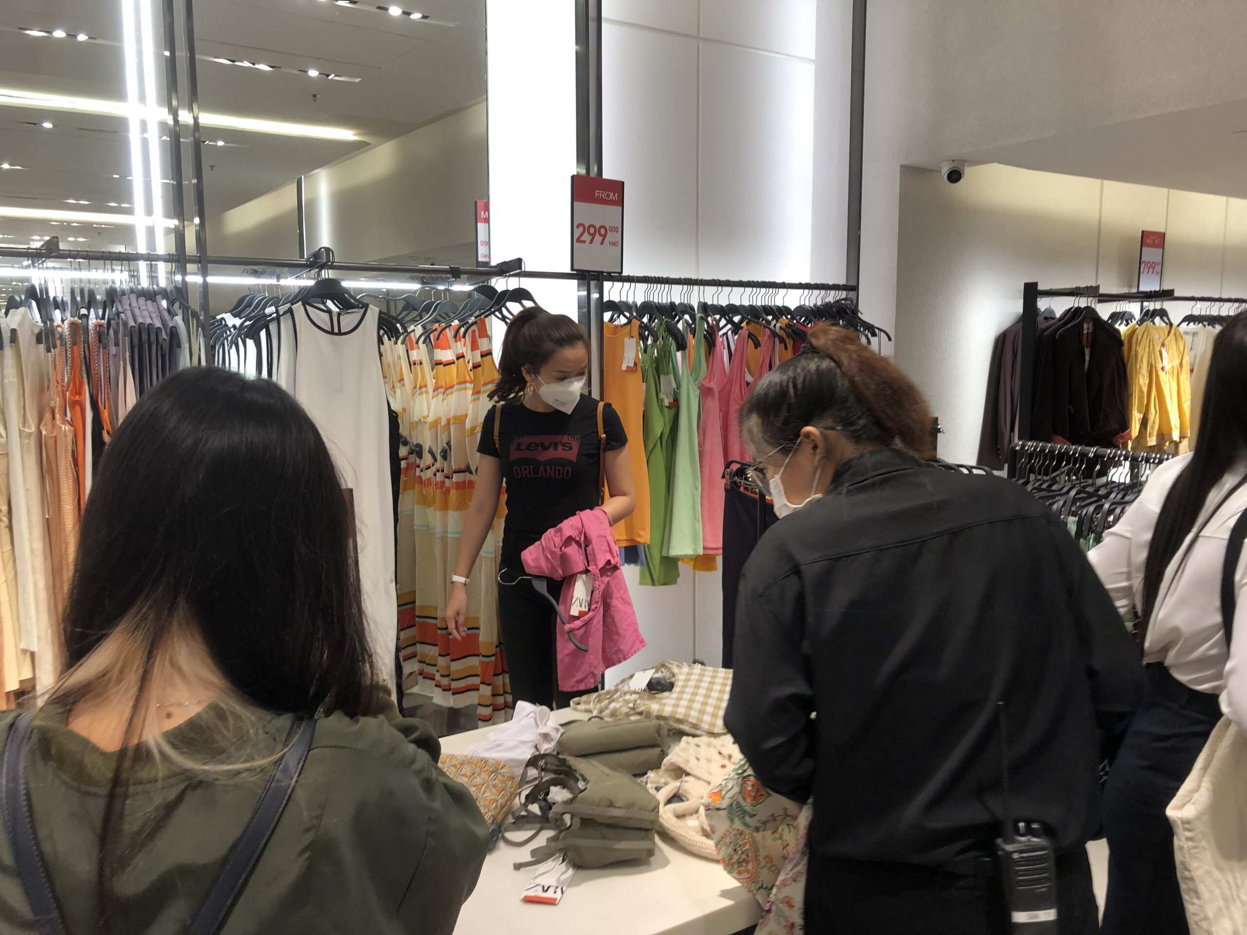 Thời trang hậu COVID-19: Lý giải đằng sau hành vi mua sắm “phục thù” Thời trang hậu COVID-19: Lý giải đằng sau hành vi mua sắm “phục thù”