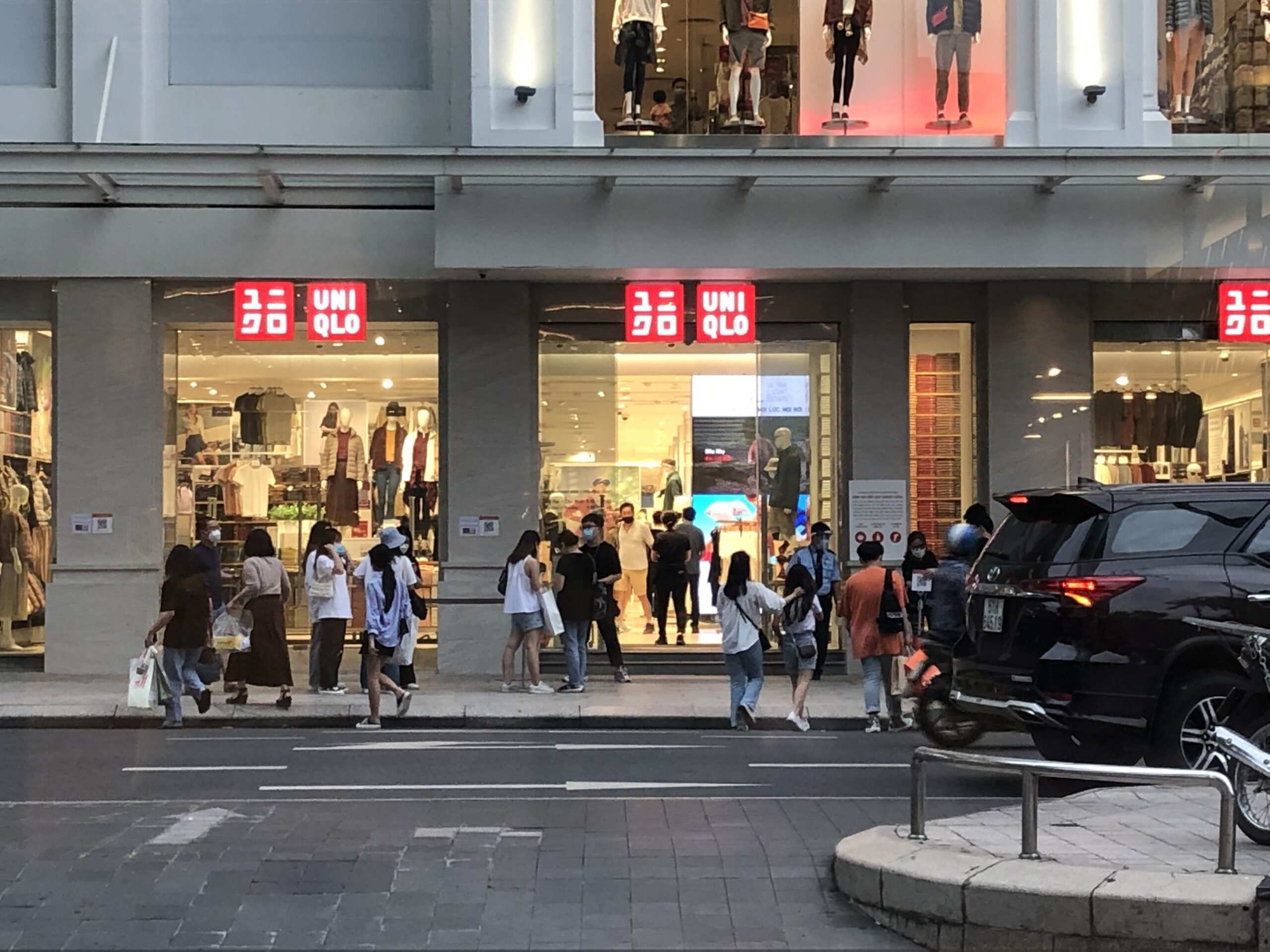 Thời trang hậu COVID-19: Lý giải đằng sau hành vi mua sắm “phục thù”