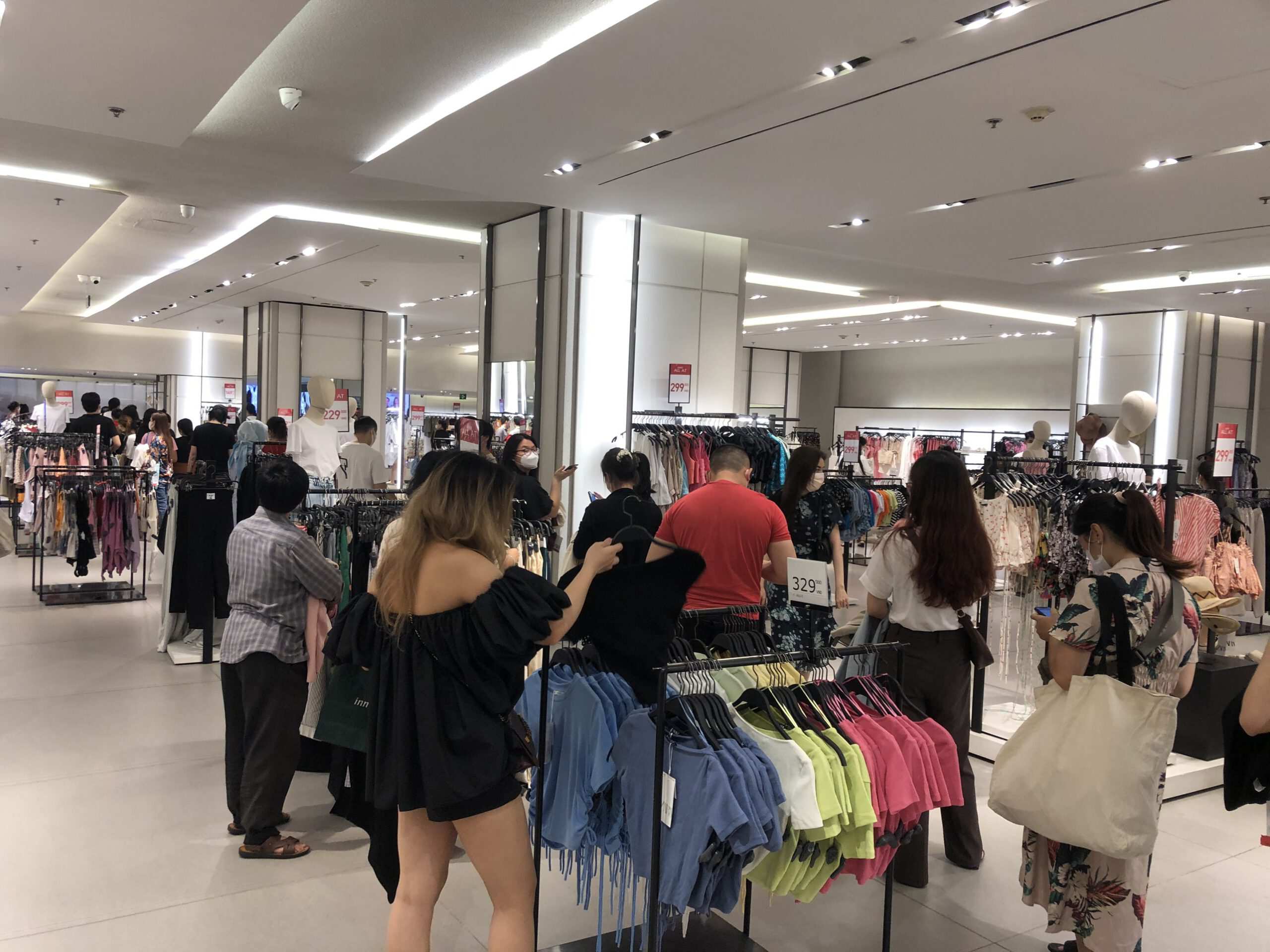 Thời trang hậu COVID-19: Lý giải đằng sau hành vi mua sắm “phục thù” Thời trang hậu COVID-19: Lý giải đằng sau hành vi mua sắm “phục thù”