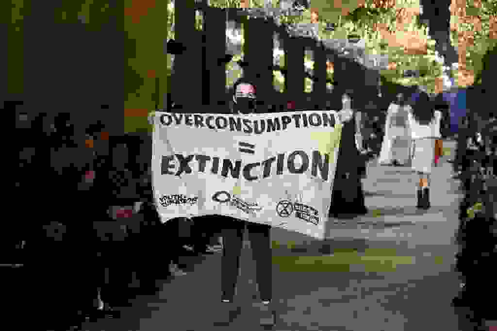 Hinh anh Vì sao những người biểu tình giăng khẩu hiệu “Overconsumption = Extinction" trong show diễn Xuân Hè 22 của Louis Vuitton? 1