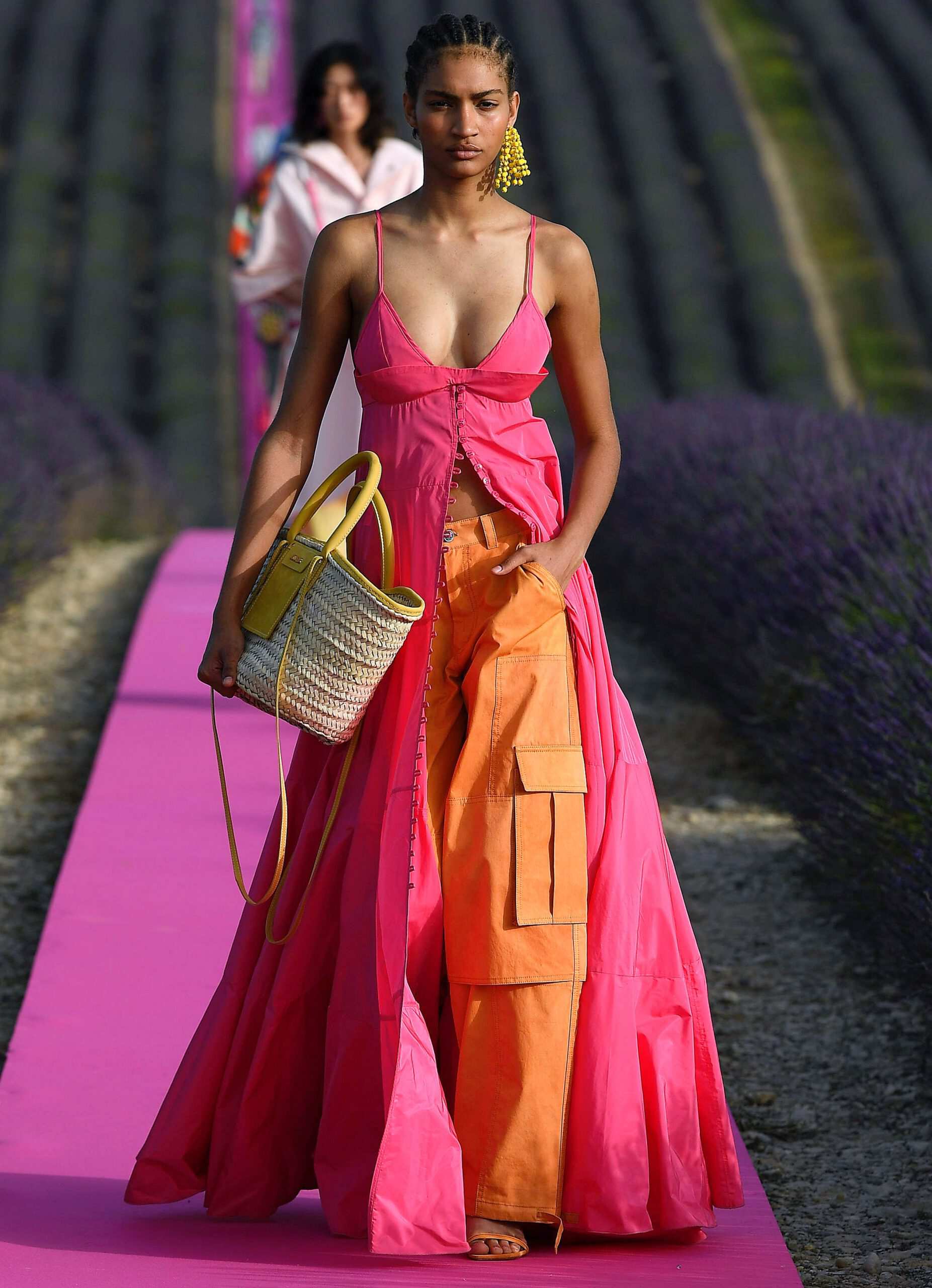 Hinh anh Phong cách Color-Blocking “trendy” của sắc cam trầm và màu liền kề 7