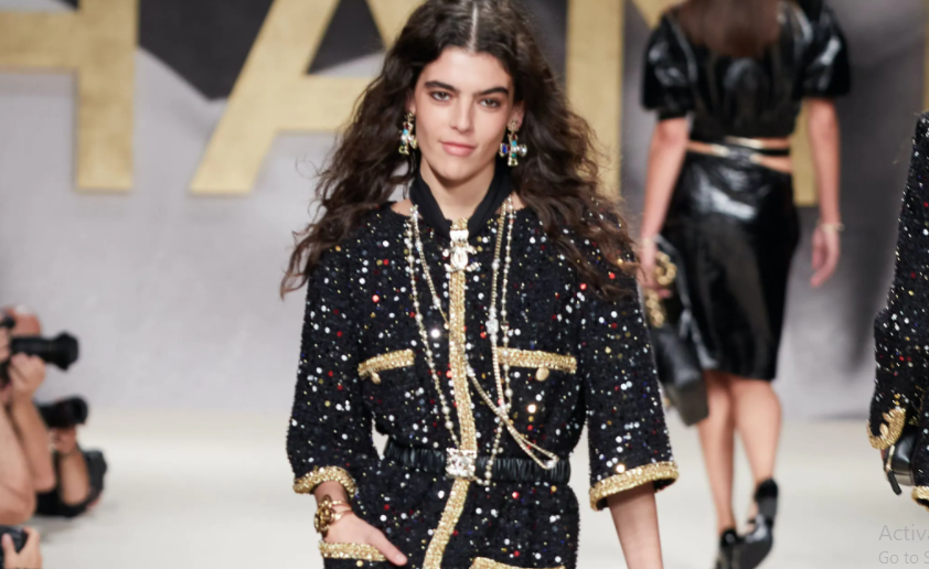 Chanel Xuân Hè 2022: Trở về thập niên 90s