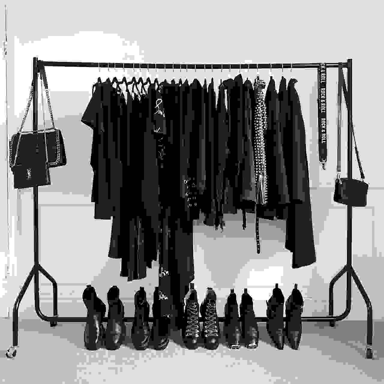 Gỡ rối cho các tín đồ thời trang: Làm sao để giữ quần áo đen bền màu?