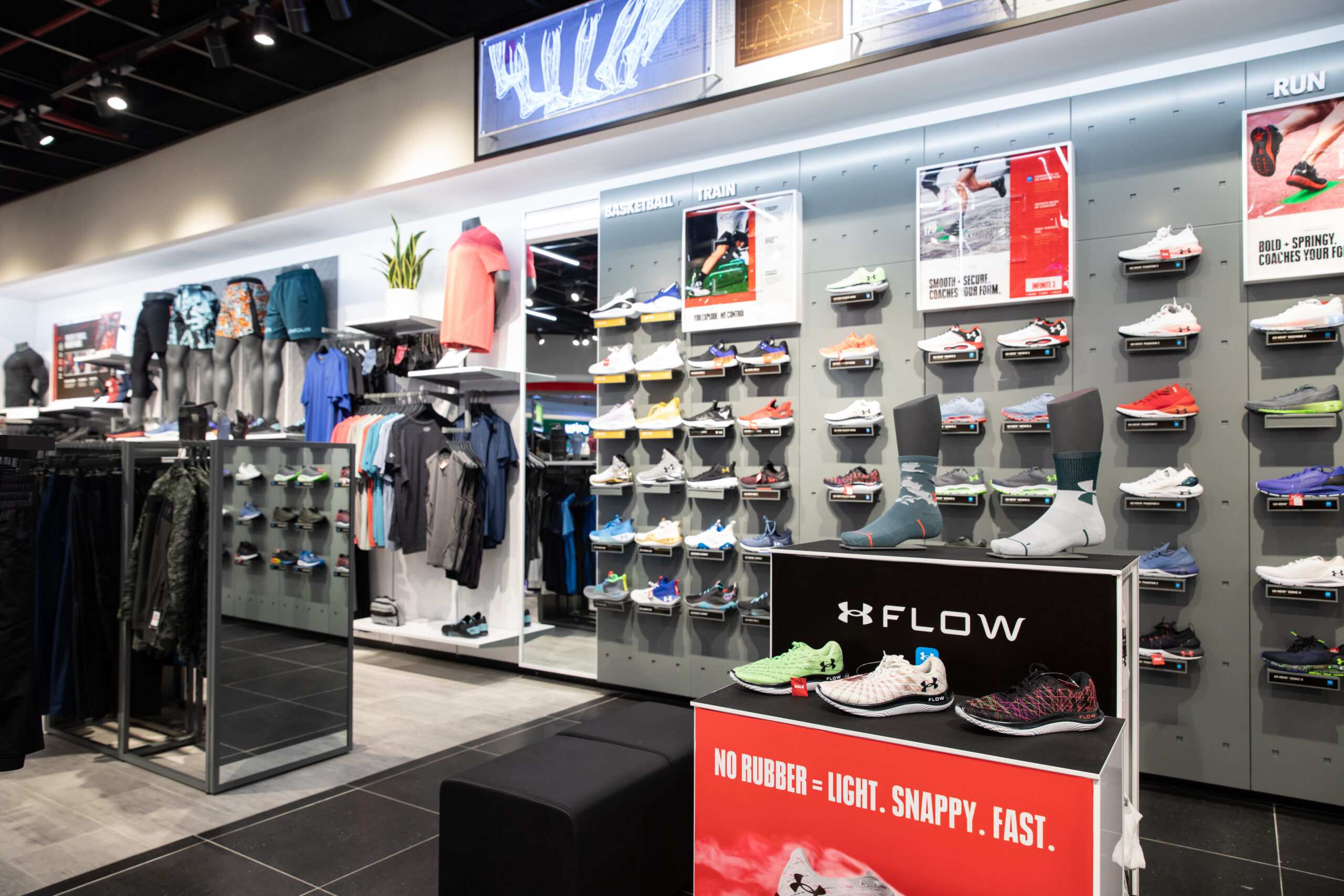 Hinh anh Năm 1996, chàng trai trẻ người Mỹ Kevin Plank đã tạo nên Under Armour khi chỉ mới 24 tuổi. 3
