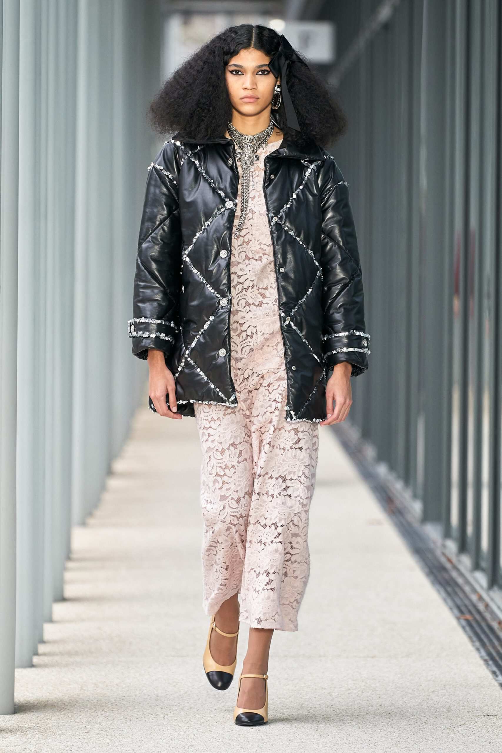 Hinh anh Chanel's Métiers d'Art 2021/2022: Mãn nhãn với những “công trình nghệ thuật” từ những nghệ nhân thủ công 13
