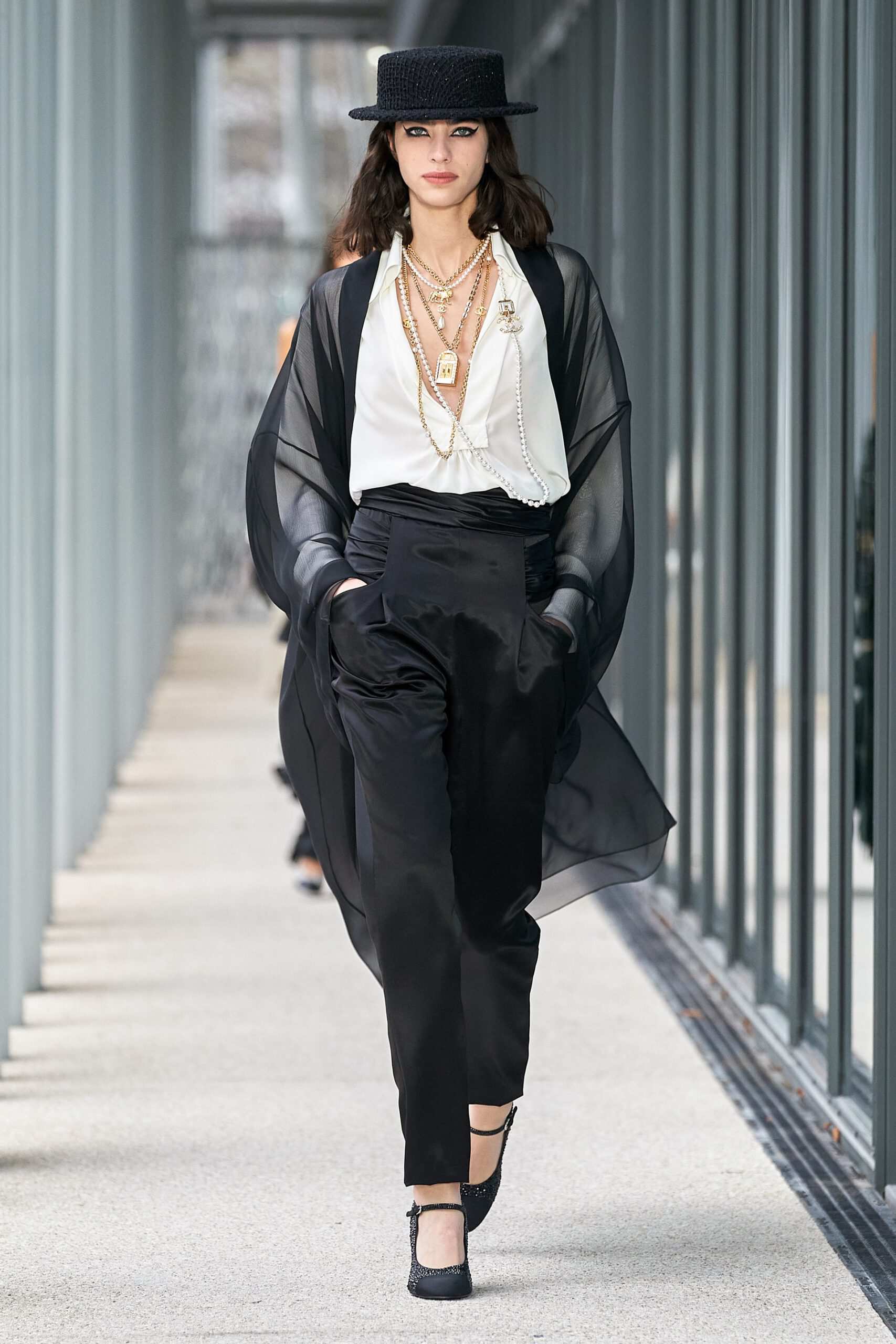 Hinh anh Chanel's Métiers d'Art 2021/2022: Mãn nhãn với những “công trình nghệ thuật” từ những nghệ nhân thủ công 28