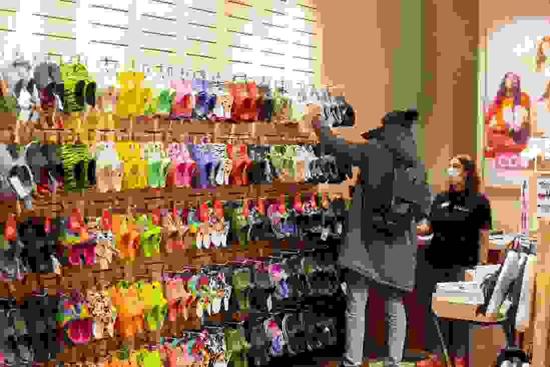 Hinh anh Crocs mua lại một thương hiệu giày dép với giá 2,5 tỷ USD 2