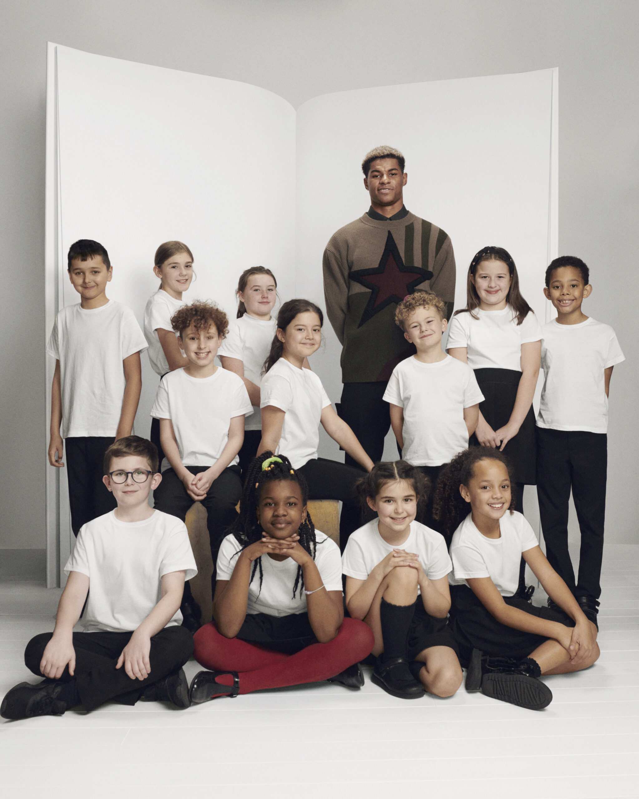 Hinh anh Burberry hợp tác với ngôi sao bóng đá Marcus Rashford MBE trong chiến dịch phát triển kỹ năng đọc-viết cho trẻ em 1