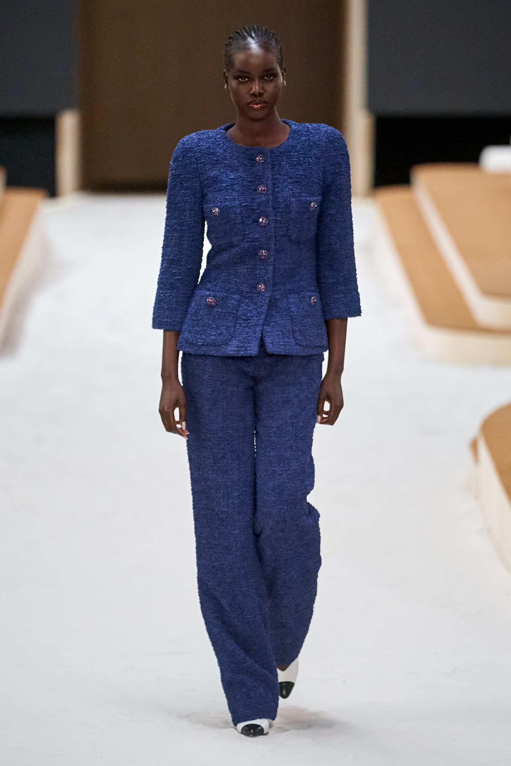 Hinh anh Chanel Haute Couture Xuân Hè 2022: Sự thanh tao đầy tính nữ được gợi mở giữa lần ranh vừa thật vừa ảo 12