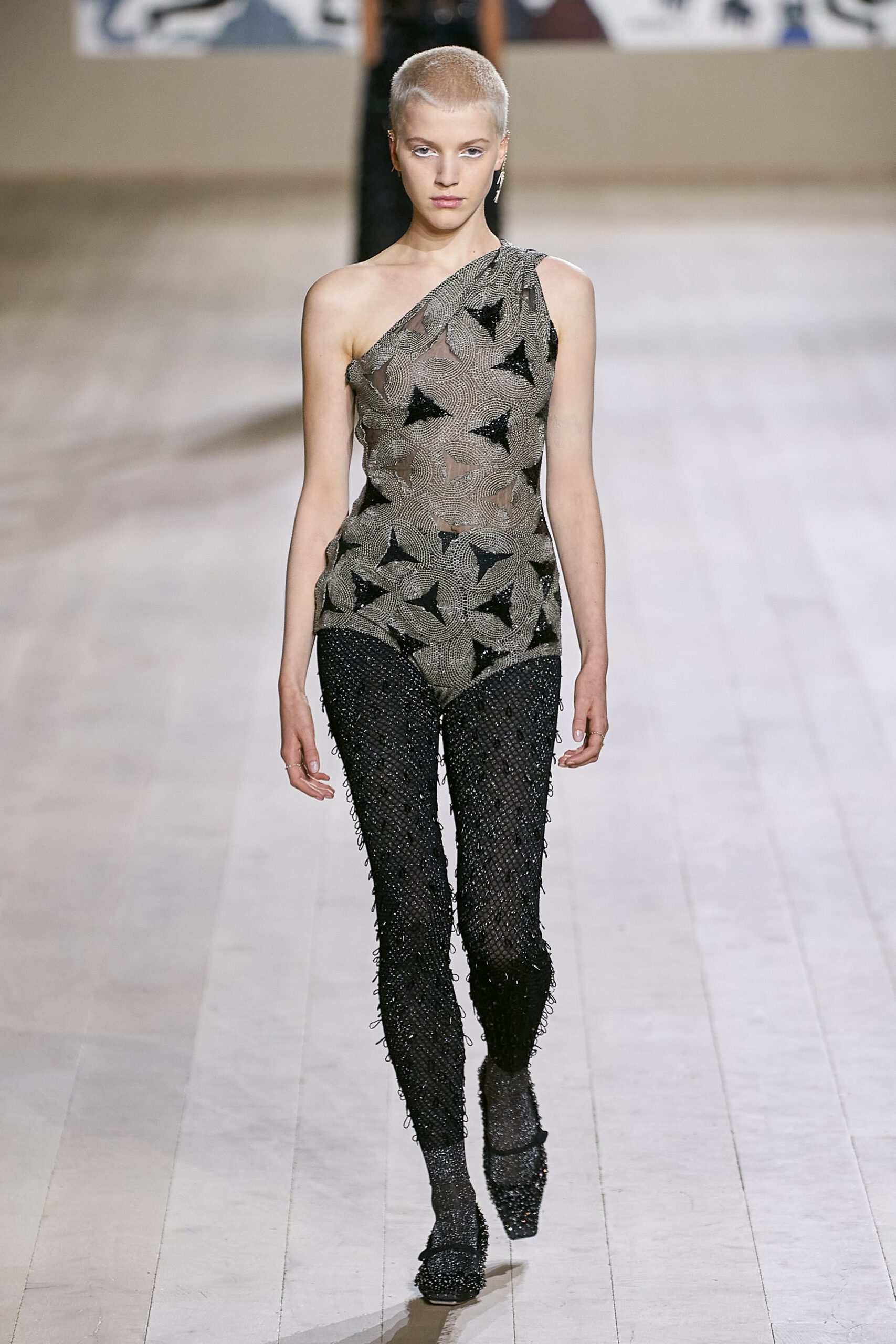 Hinh anh Christian Dior Haute Couture Xuân-Hè 2022: Phá vỡ ranh giới giữa nghệ thuật và thủ công tinh xảo trong địa hạt Haute Couture 17