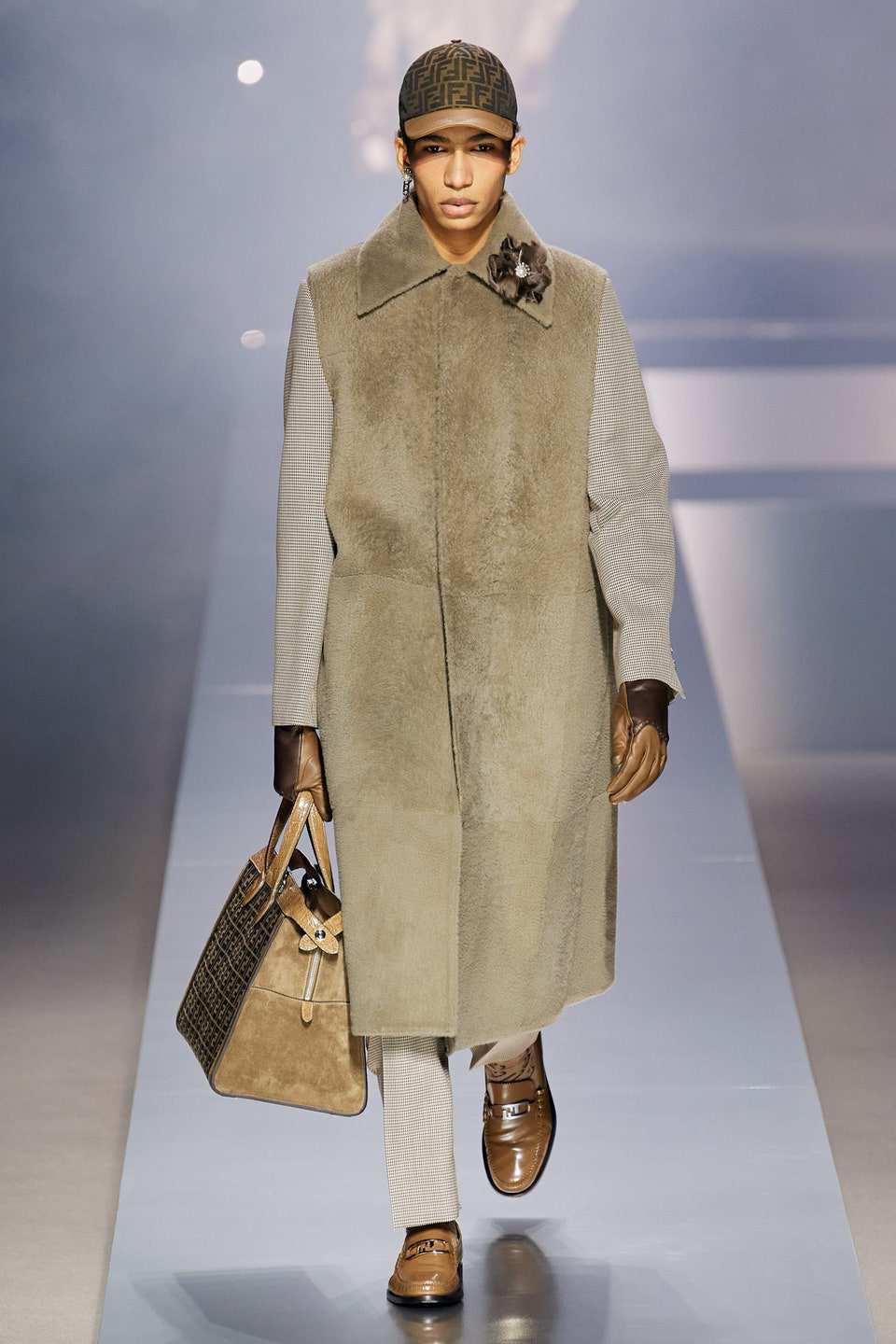 Hinh anh Fendi Menswear Thu-Đông 2022: Những người đàn ông sành điệu, sang trọng trong kỷ nguyên mới 7