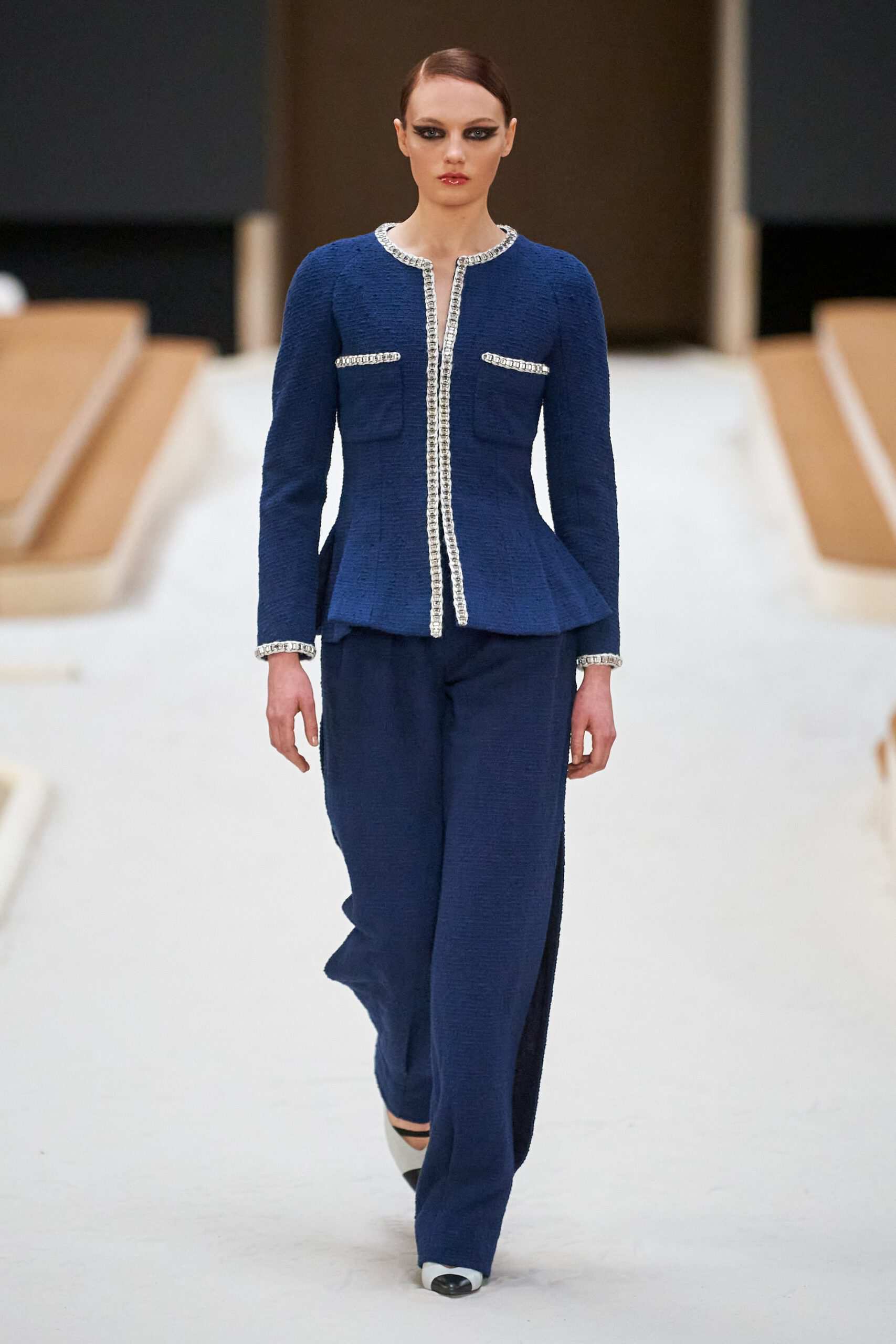 Hinh anh Chanel Haute Couture Xuân Hè 2022: Sự thanh tao đầy tính nữ được gợi mở giữa lần ranh vừa thật vừa ảo 4