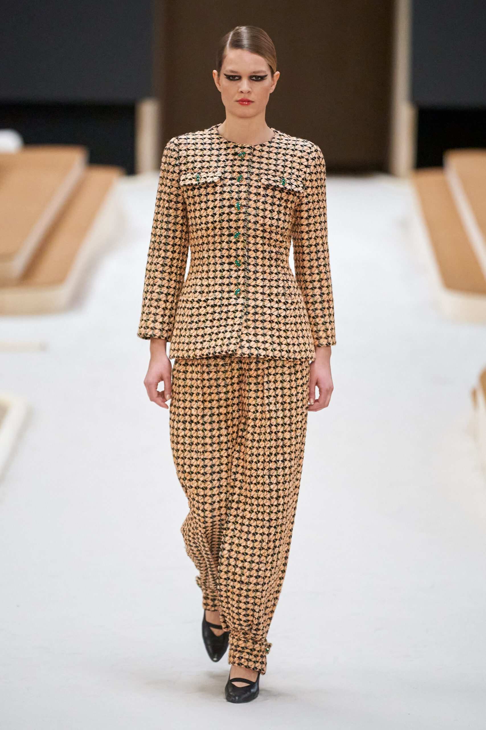 Hinh anh Chanel Haute Couture Xuân Hè 2022: Sự thanh tao đầy tính nữ được gợi mở giữa lần ranh vừa thật vừa ảo 13