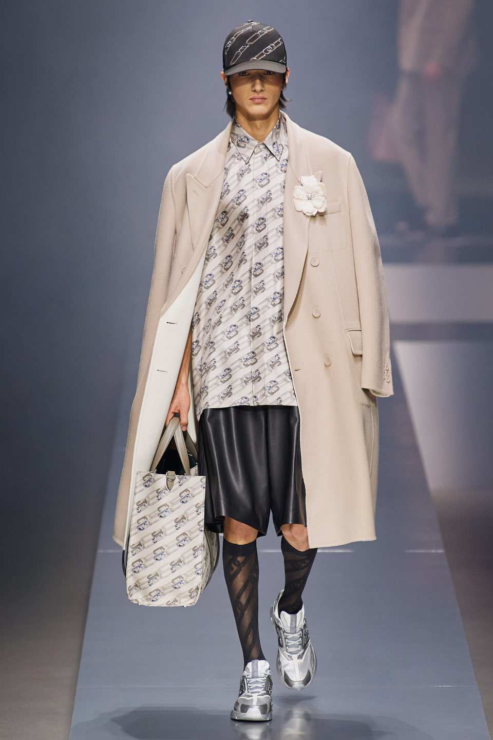 Hinh anh Fendi Menswear Thu-Đông 2022: Những người đàn ông sành điệu, sang trọng trong kỷ nguyên mới 8