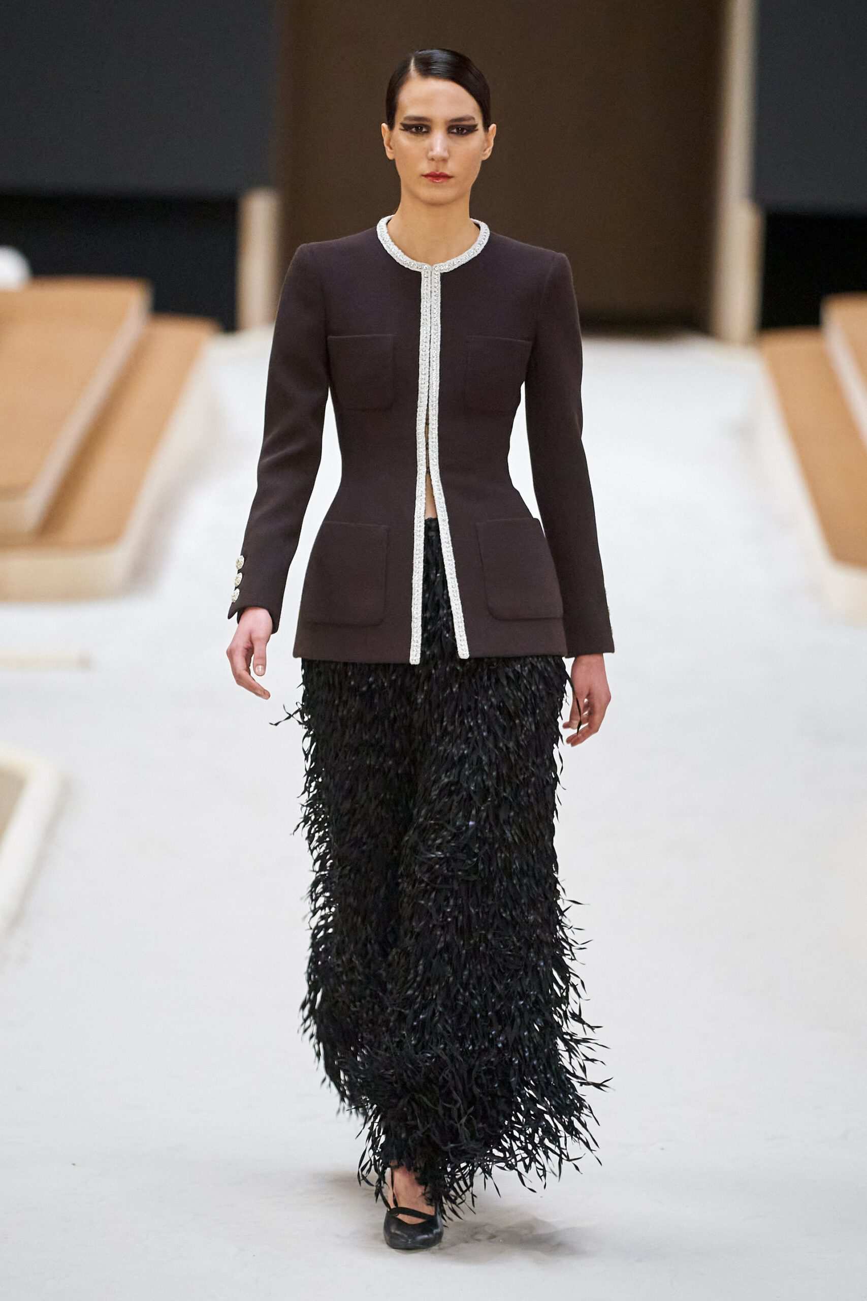 Hinh anh Chanel Haute Couture Xuân Hè 2022: Sự thanh tao đầy tính nữ được gợi mở giữa lần ranh vừa thật vừa ảo 14