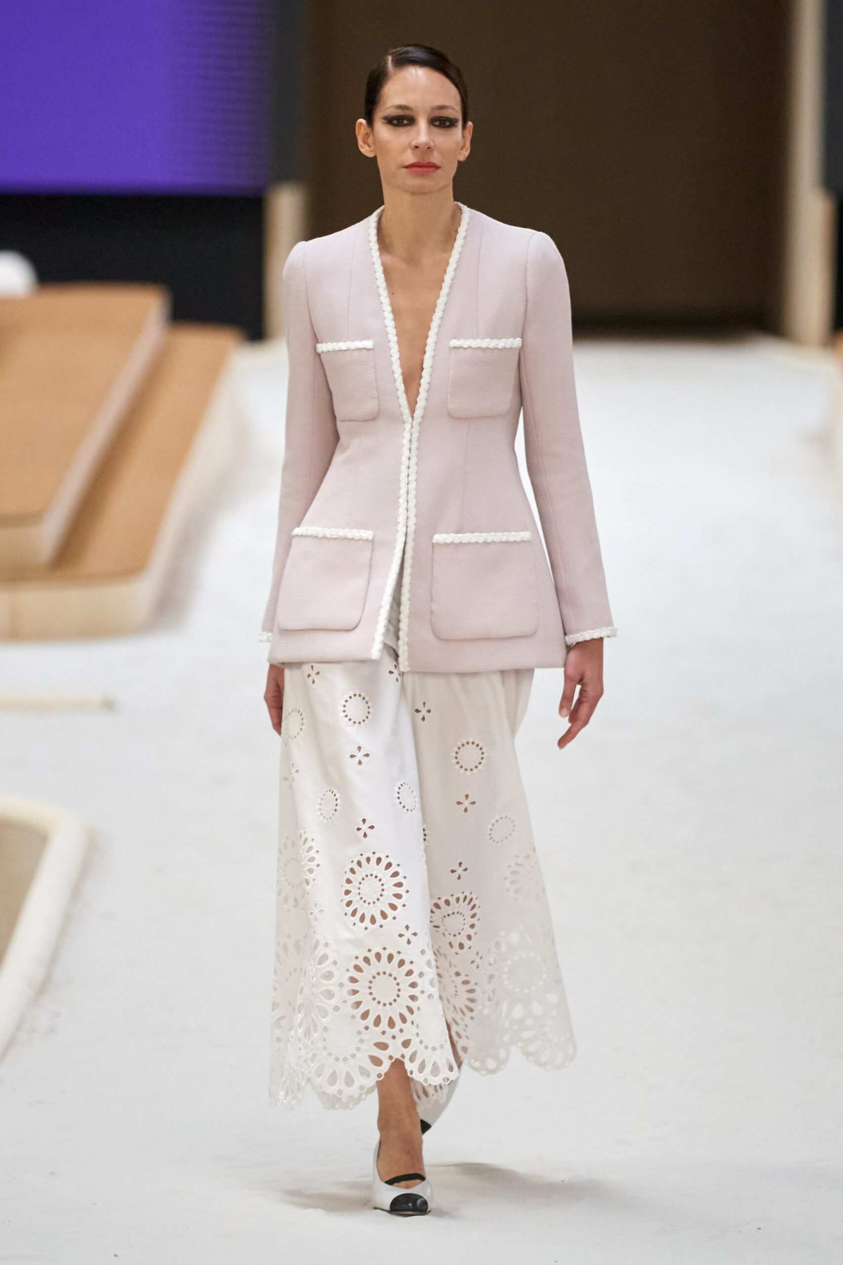 Hinh anh Chanel Haute Couture Xuân Hè 2022: Sự thanh tao đầy tính nữ được gợi mở giữa lần ranh vừa thật vừa ảo 15