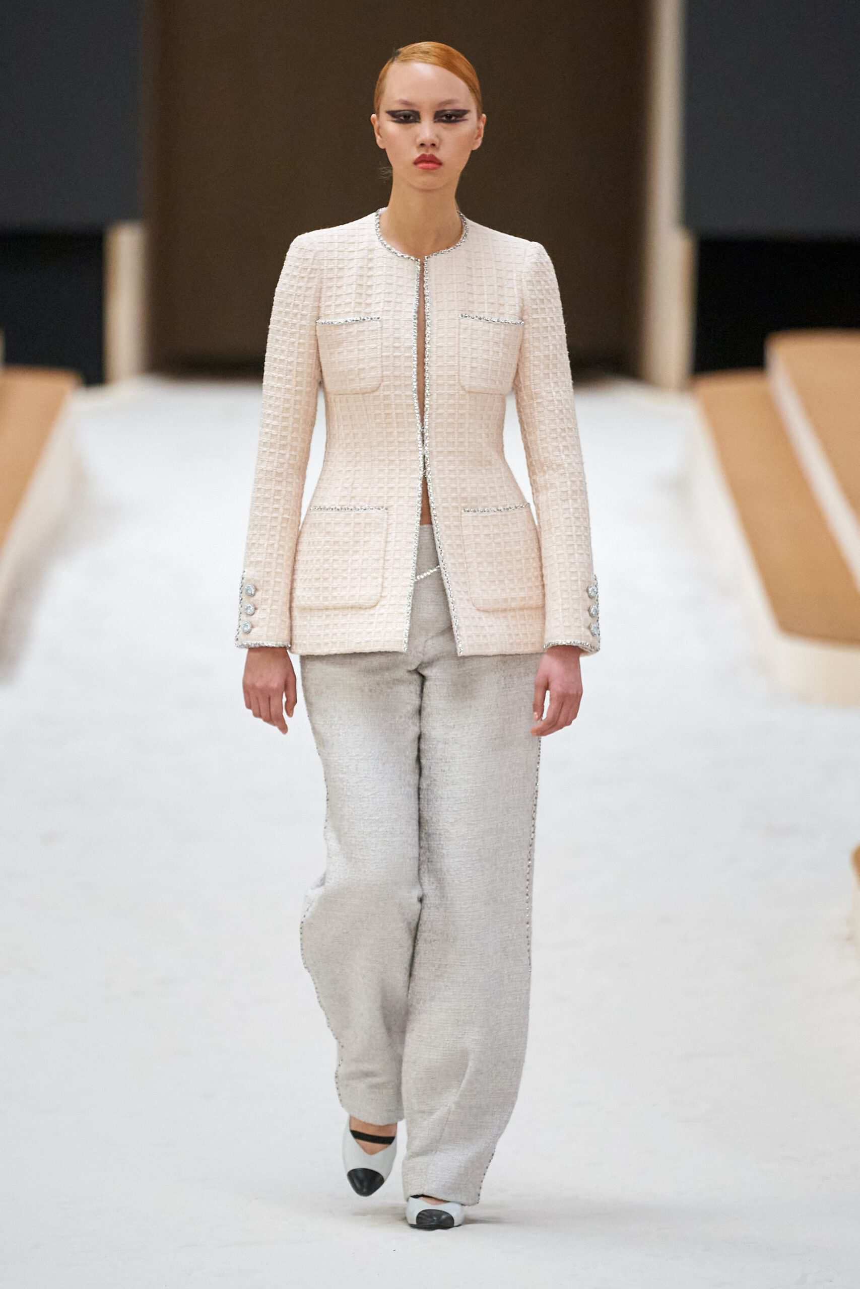 Hinh anh Chanel Haute Couture Xuân Hè 2022: Sự thanh tao đầy tính nữ được gợi mở giữa lần ranh vừa thật vừa ảo 16