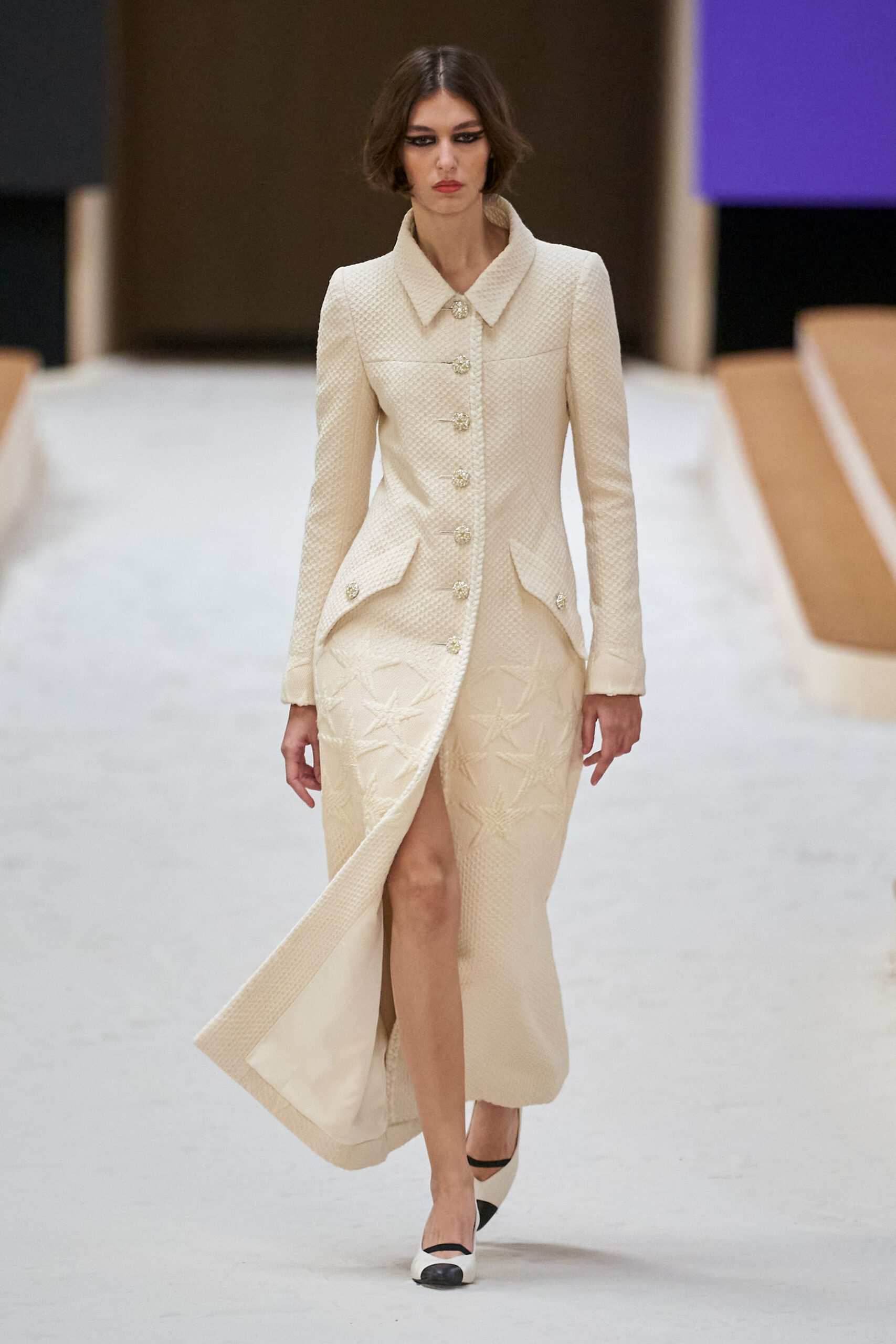 Hinh anh Chanel Haute Couture Xuân Hè 2022: Sự thanh tao đầy tính nữ được gợi mở giữa lần ranh vừa thật vừa ảo 3