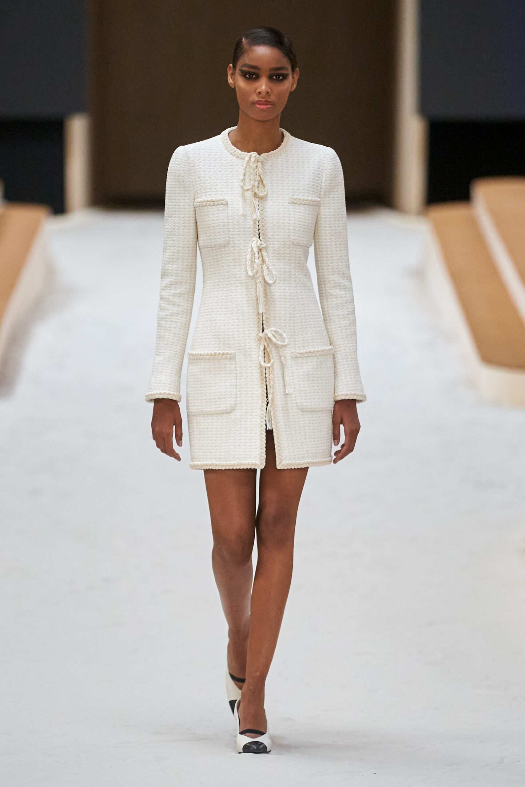 Hinh anh Chanel Haute Couture Xuân Hè 2022: Sự thanh tao đầy tính nữ được gợi mở giữa lần ranh vừa thật vừa ảo 2