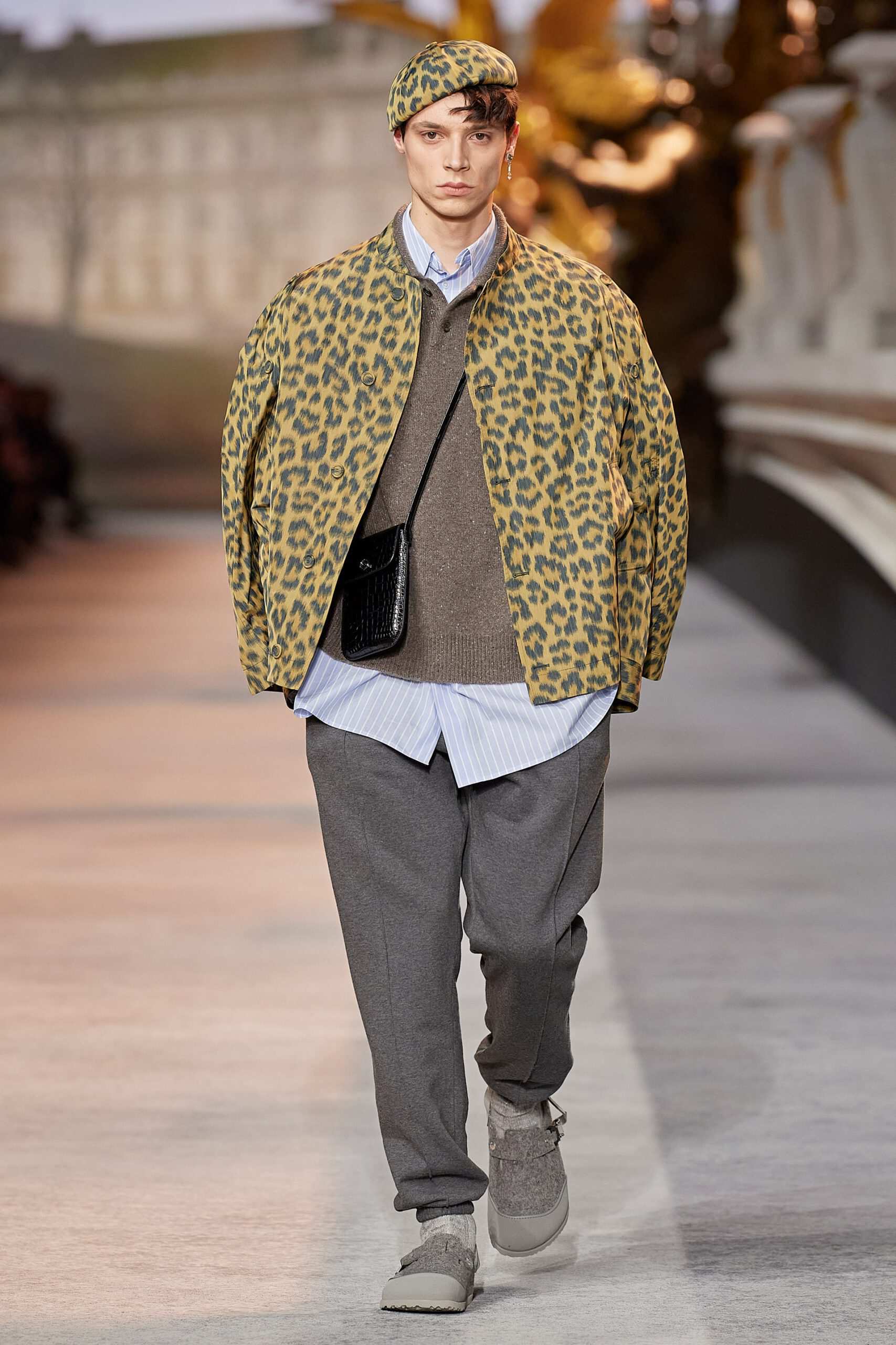Hinh anh Dior Men Fall 2022/2023: Đường băng kỷ niệm 75 năm ra mắt New Look và 25 năm cống hiến của Stephen Jones tại nhà mốt 24